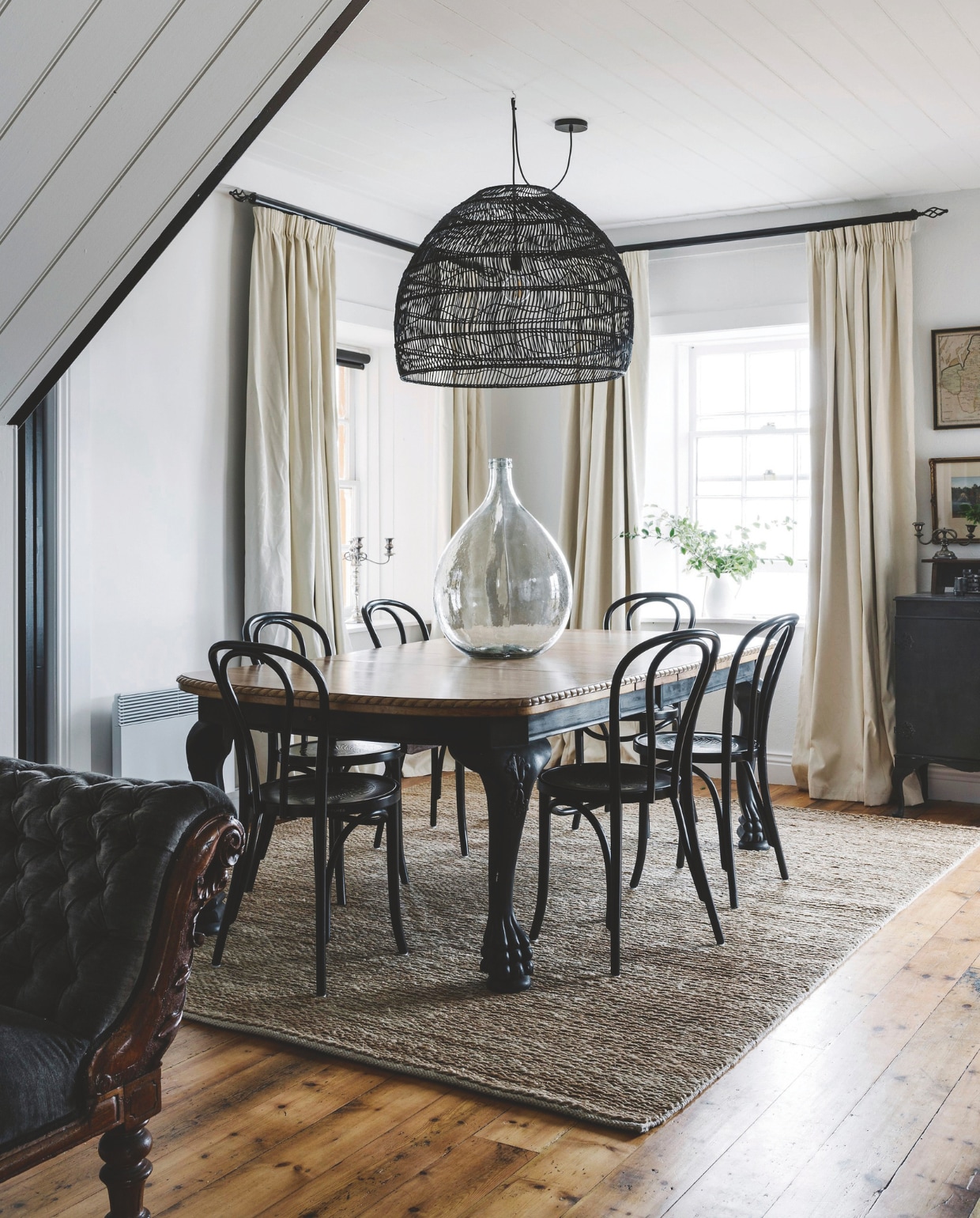 Verfkleur Minimalist 1 van Haymes Paint. Tafel via Facebook Marketplace. Lamp Sweet Living Shop. Vaas La Redoute. Soortgelijk: bank Pib, stoelen shop.vtwonen.nl, vloerkleed Wool & Wire. vtwonen Landelijk 02-2026 | styling Belle Hemming, Lynda Gardener | fotografie Marnie Hawson