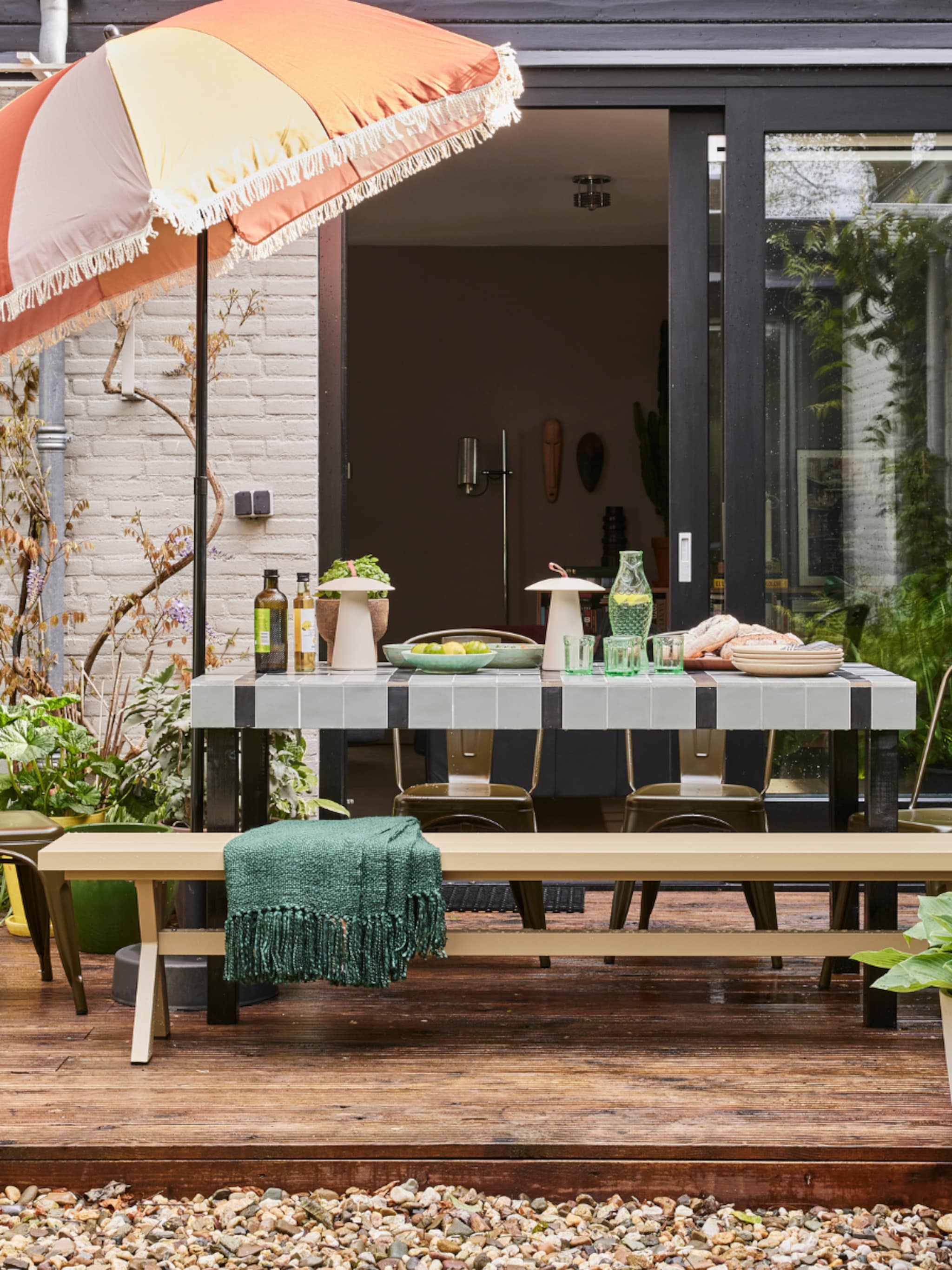 nu de zon weer doorbreekt zo kies je een parasol die wel voor echte verkoeling zorgt
