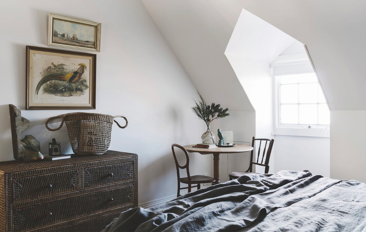 Muurkleur Minimalist 1 van Haymes Paint. Kunst uit de familie. Tafel en stoelenvintage. Soortgelijke ladekast Het Grachtenpand. vtwonen Landelijk 02-2026 | styling Belle Hemming, Lynda Gardener | fotografie Marnie Hawson