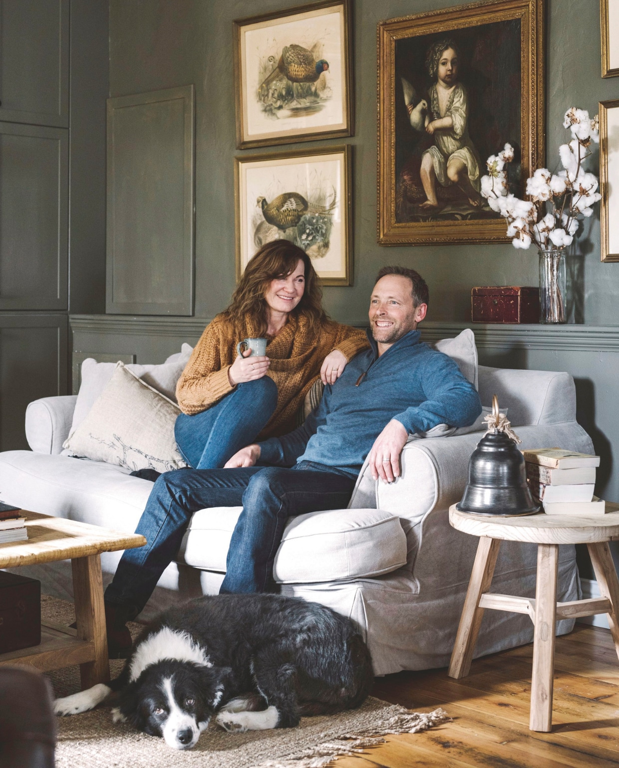 Vloer Tasmaans grenenhout. Soortgelijk: muurkleur Uluwatu van Graham & Brown, bankRivièra Maison, bijzettafel Deens, salontafel Fonteyn, posters Kuriosis. vtwonen Landelijk 02-2026 | styling Belle Hemming, Lynda Gardener | fotografie Marnie Hawson