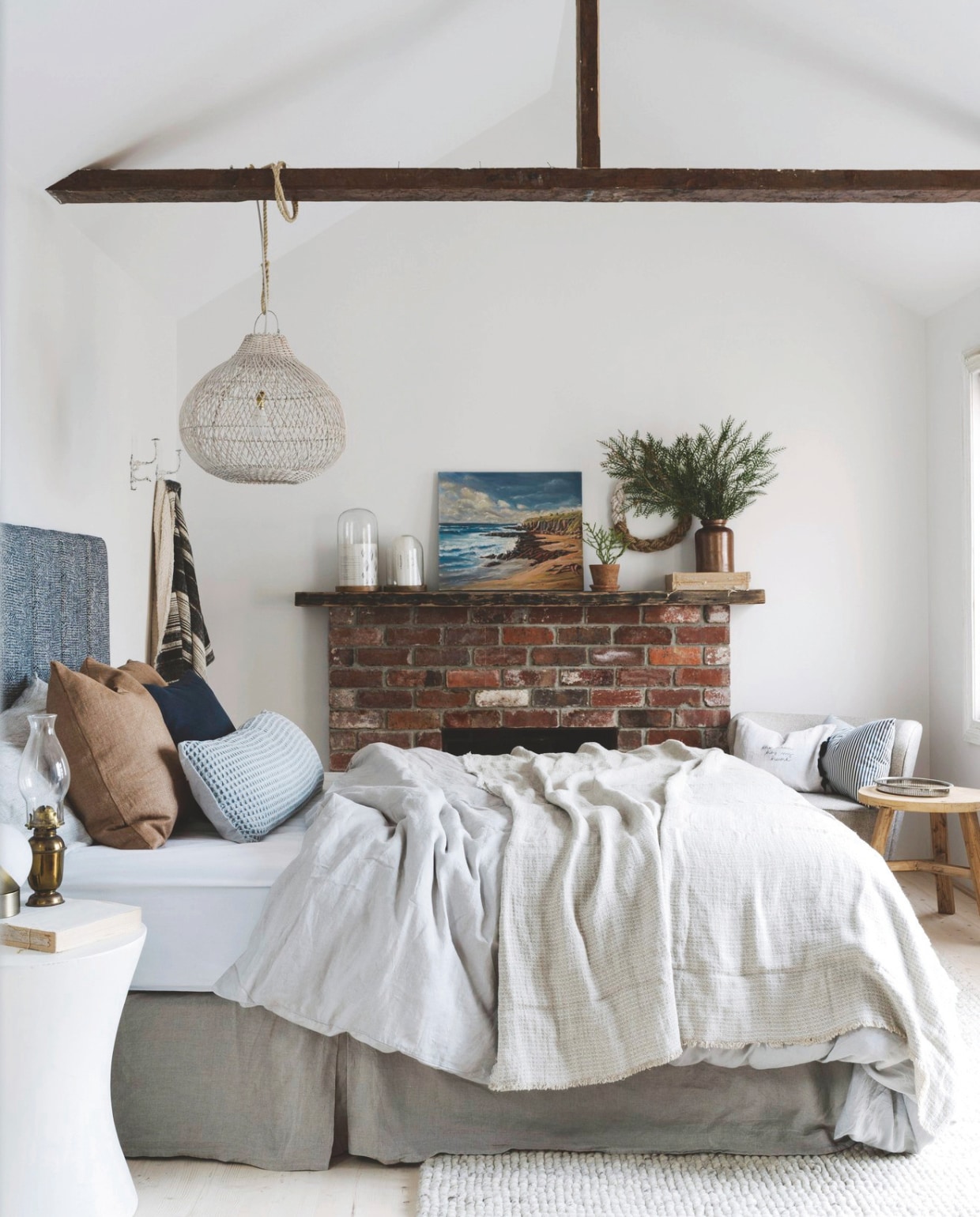 Tapijt John Lewis & Partners, soortgelijke Het Grachtenpand. Nachtkast The Banyan Tree. Kunstwerk Belle Hemming. Soortgelijk: linnen beddengoed en sprei Pure Linnen, hanglamp Piedra van Light & living via shop.vtwonen.nl. vtwonen Landelijk 02-2026 | styling Belle Hemming, Lynda Gardener | fotografie Marnie Hawson