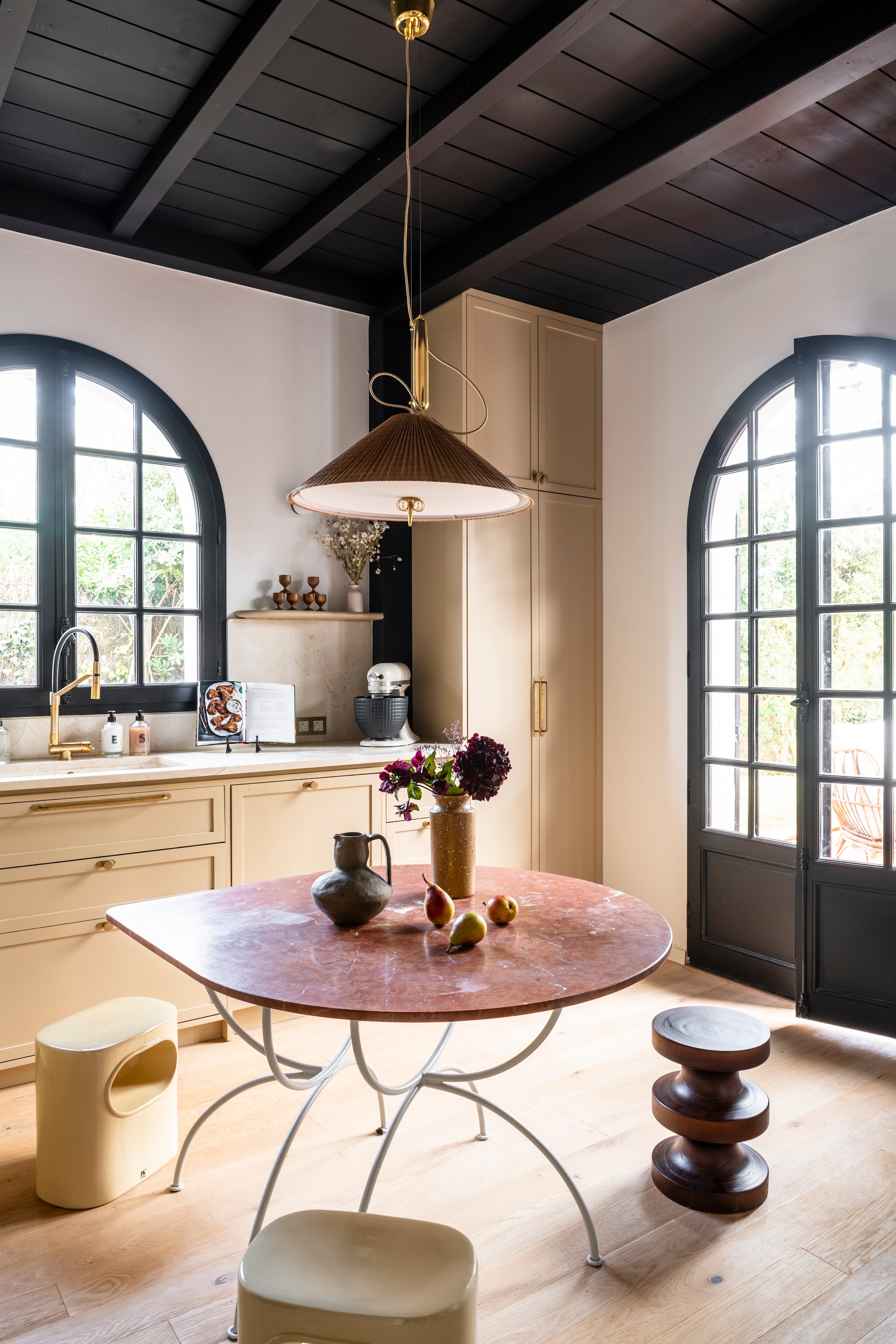 Tafel bestaande uit blad van rojo alicante-marmer en antieke smeedijzeren poten. Krukken HKliving. Kan Alinéa. Vaas kringloop. styling Amandine Berthon | fotografie Julien Fernandez | productie Amandine et Jules