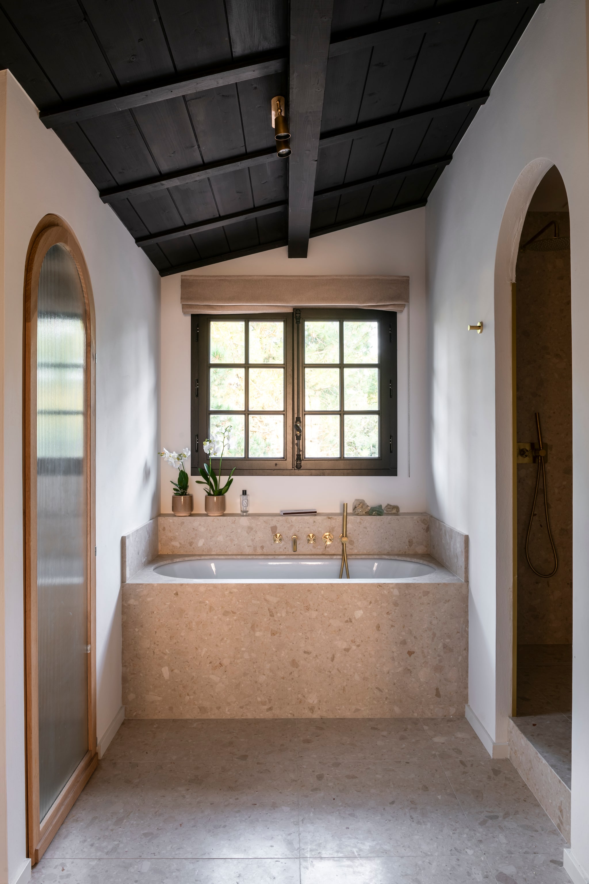 Vloer en badombouw van marmer terrazzo. Spots Corston.  vtwonen landelijk 7-2026 | styling Amandine Berthon | fotografie Julien Fernandez | productie Amandine et Jules