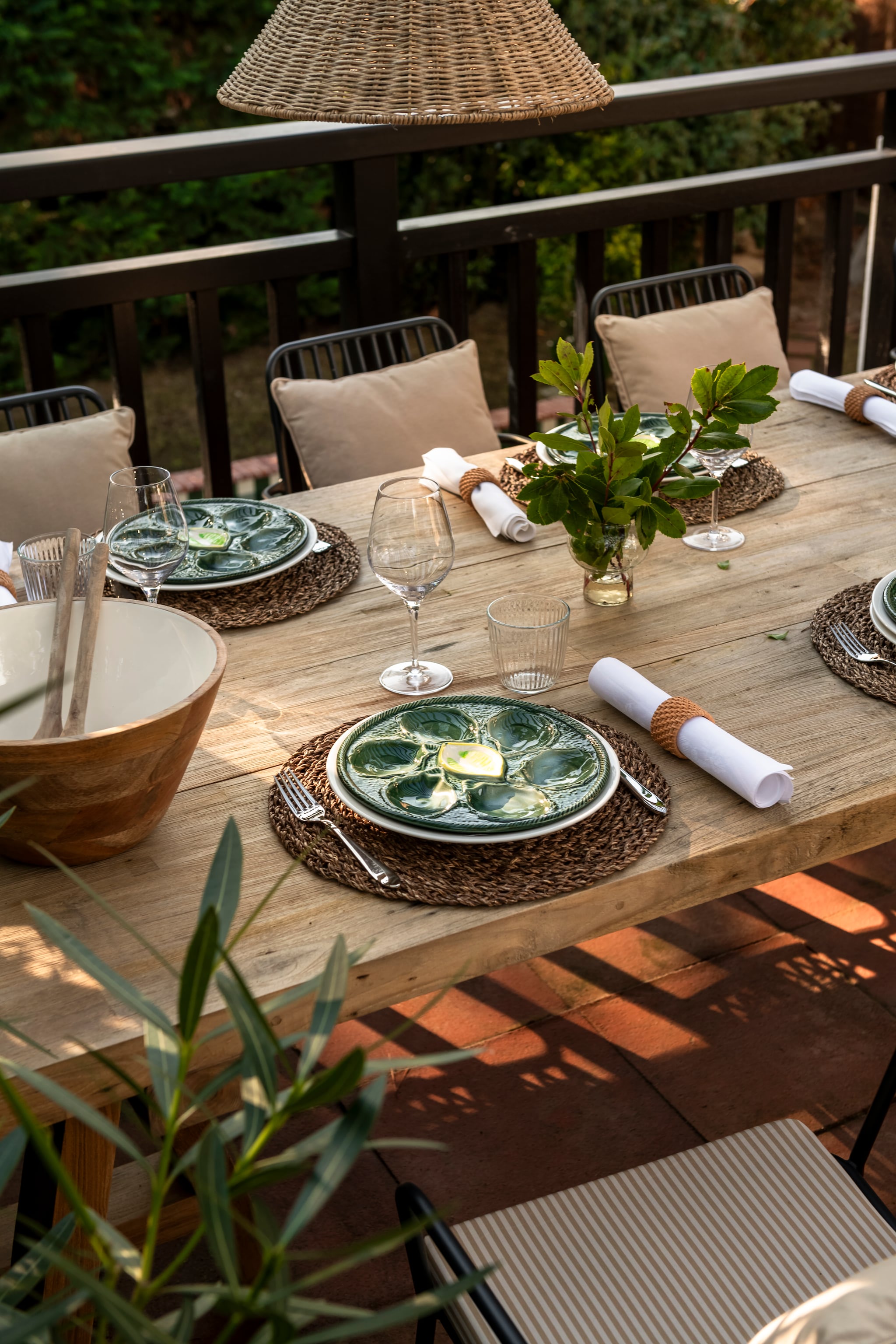 Slakom Alinea. Servetten antiek. Placemats Casa. Serviesgoed van rommelmarkten en Premiora van Lusini. Vaas, glazen en stoelkussens Lusini. Stof rug-kussens Marché Saint-Pierre. vtwonen landelijk 7-2026 | styling Amandine Berthon | fotografie Julien Fernandez | productie Amandine et Jules