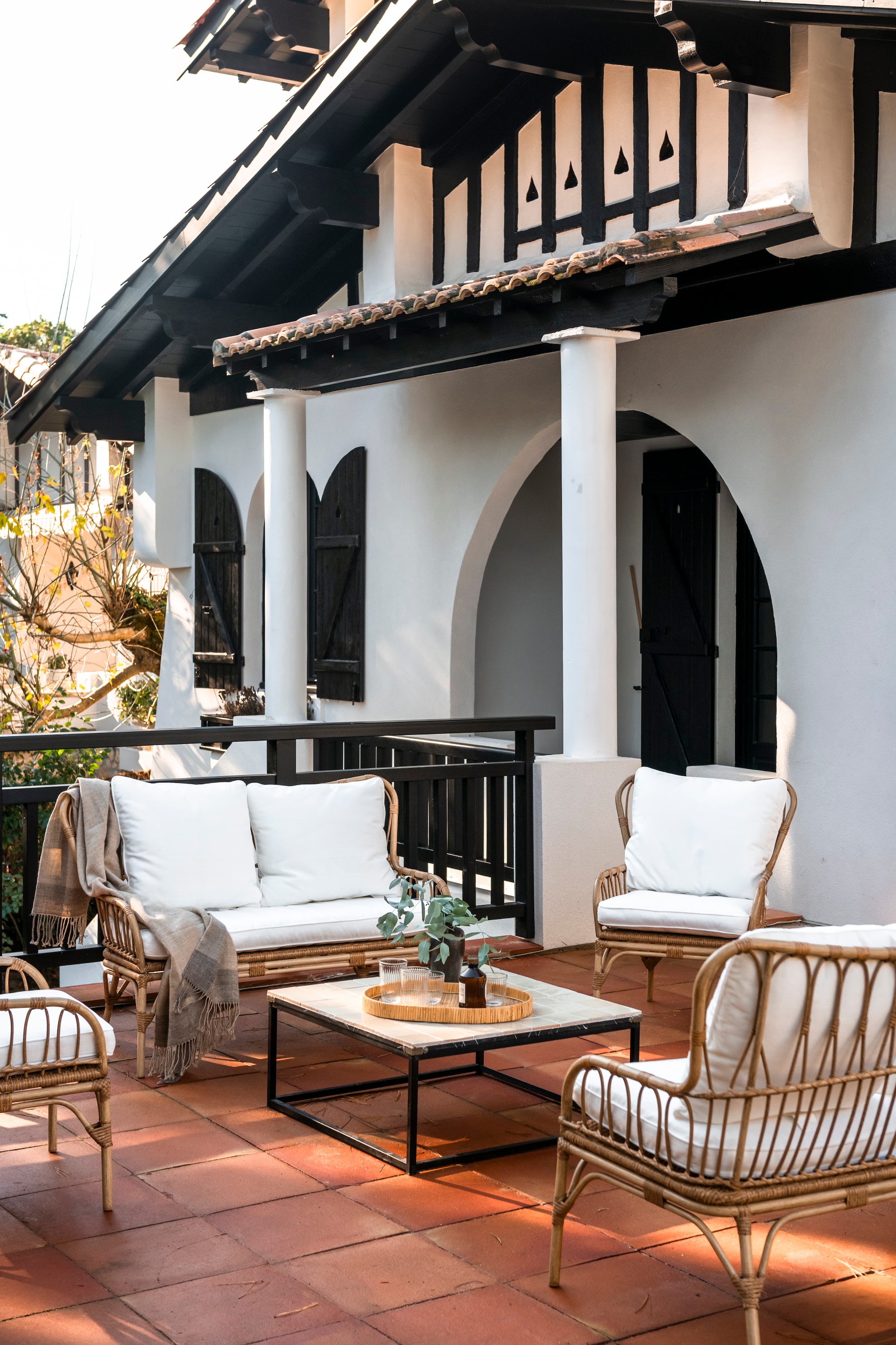 Het terras boven de aanbouw. Vergelijkbare items: terracotta tegels De Tegel Bv, meubels Tikamoon. vtwonen landelijk 7-2026 | styling Amandine Berthon | fotografie Julien Fernandez | productie Amandine et Jules