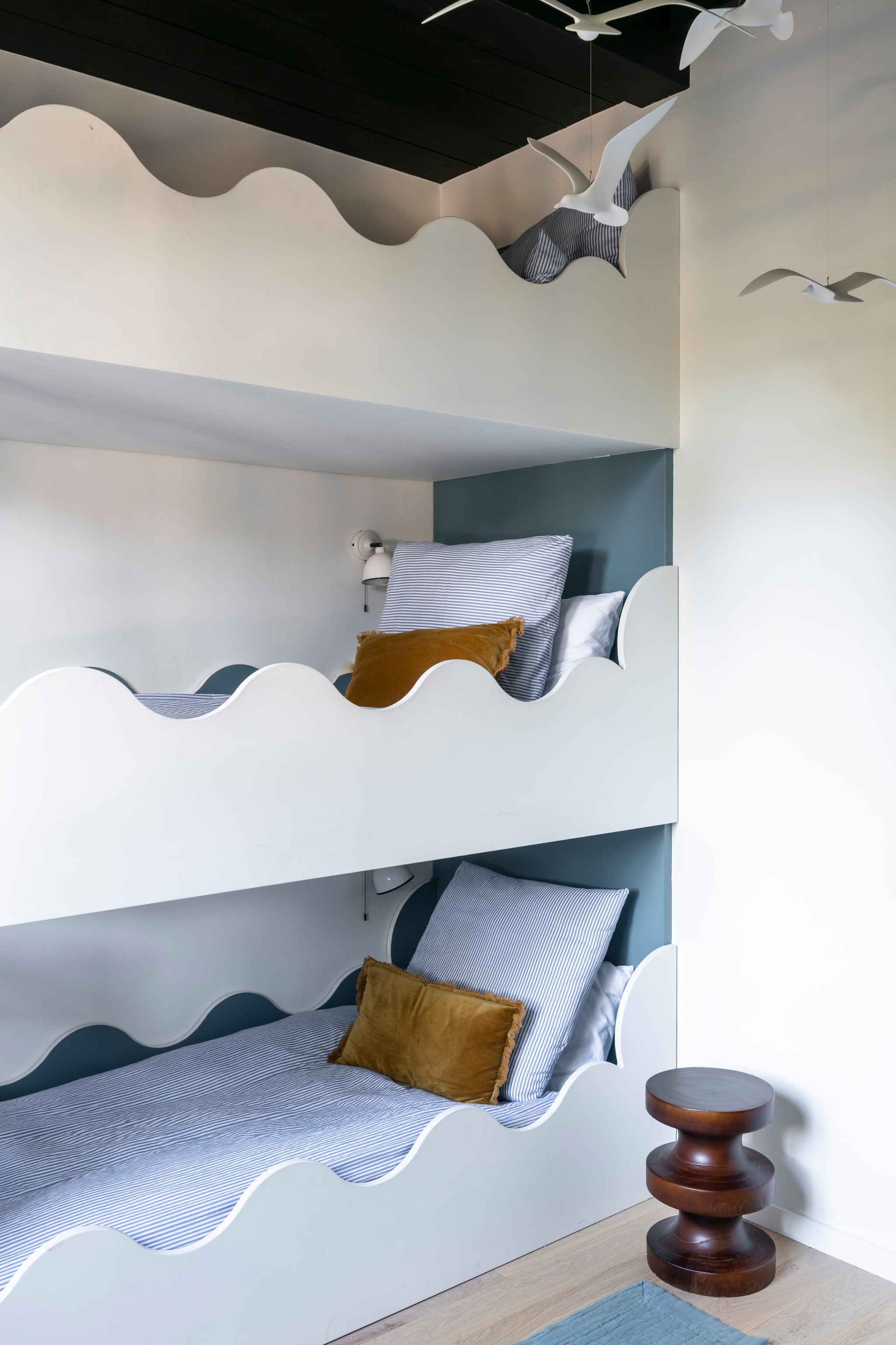Kinderkamer met stapelbed voor drie personen, ontworpen door Theresa, gemaakt door Thomas Trabuc. Hangende meeuwen John Perry Studio. Vloerkleed en beddengoed Monoprix. styling Amandine Berthon | fotografie Julien Fernandez | productie Amandine et Jules