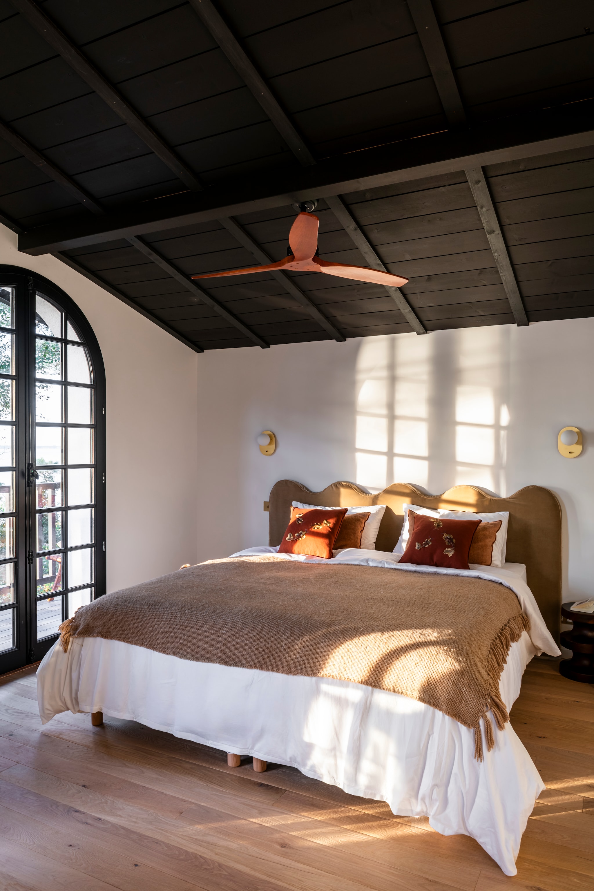 Maatwerk hoofdbord van bed, ontworpen door Theresa. Beddengoed Linen Bundle. Plaid Zara Home. Kussens La Casano. Wandlampen van Daniel Gallo via Nedgis. vtwonen landelijk 7-2026 | styling Amandine Berthon | fotografie Julien Fernandez | productie Amandine et Jules
