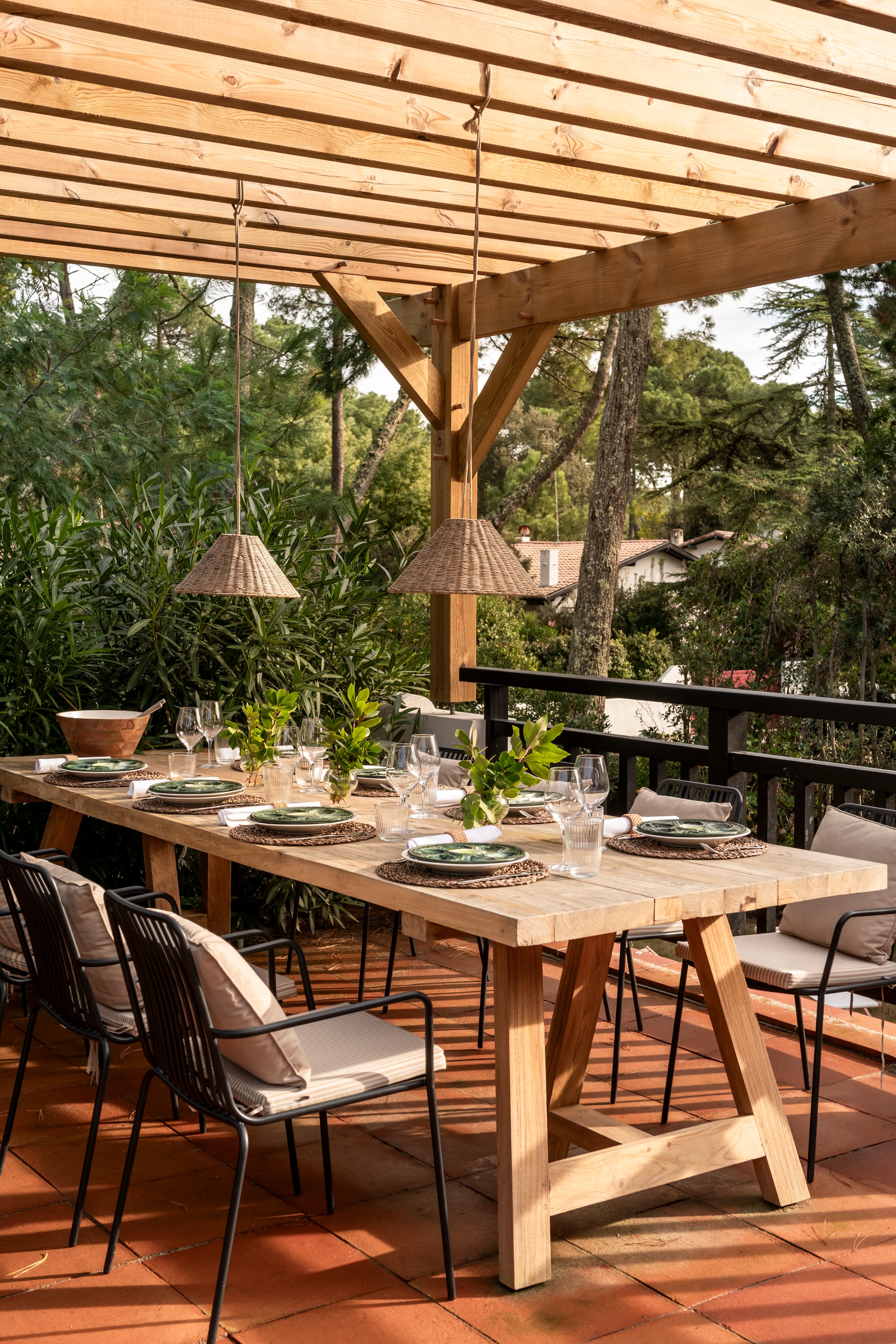 Pergola Mce Perchalec. Hanglampen Newgarden. Tafel Maisons du Monde. Stoelen Alinéa. Stoelkussens Lusini. vtwonen landelijk 7-2026 | styling Amandine Berthon | fotografie Julien Fernandez | productie Amandine et Jules