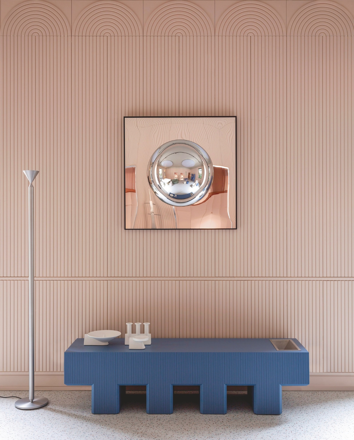 Stalamp Apollo 180 van Pholc. Gelakt houten bank Lego van Yet Design Studio. Betonnen tafelobjecten Compage van Pulkra. 3D-wandbekleding Canelé Arstyl van Noël & Marquet. Spiegel Orb van Caroline Chao. vtwonen Design 01-2026 | styling Studiopepe | fotografie Filippo Ferrarese & Silvia Rivoltella