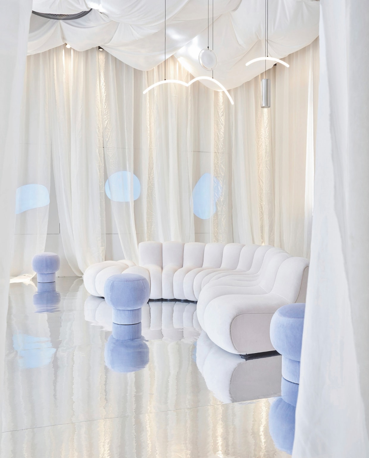 Zitbank Jagger Lounge en poef Liège van Norr11. Hanglampen Dream Catcher van Studiopepe voor Pholc. Katoenen gordijnen Aston van The House of Lyria. vtwonen Design 01-2026 | styling Studiopepe | fotografie Filippo Ferrarese & Silvia Rivoltella