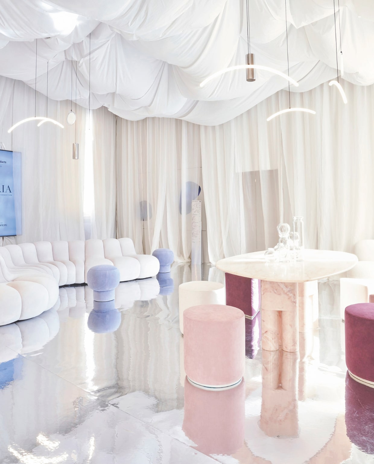 Poefs in stof Multilayer 5170 van Alcantara. Marmeren tafel Tria van Ghidini 1961. Glazen objecten op tafel Scalea, Licata en Amalfi van Studio Bojola. Zitbank Jagger Lounge, poef Liège en fauteuil Cooper van Norr11. Hanglampen Dream Catcher van Studiopepe voor Pholc. Katoenen gordijnen Aston van The House of Lyria. vtwonen Design 01-2026 | styling Studiopepe | fotografie Filippo Ferrarese & Silvia Rivoltella