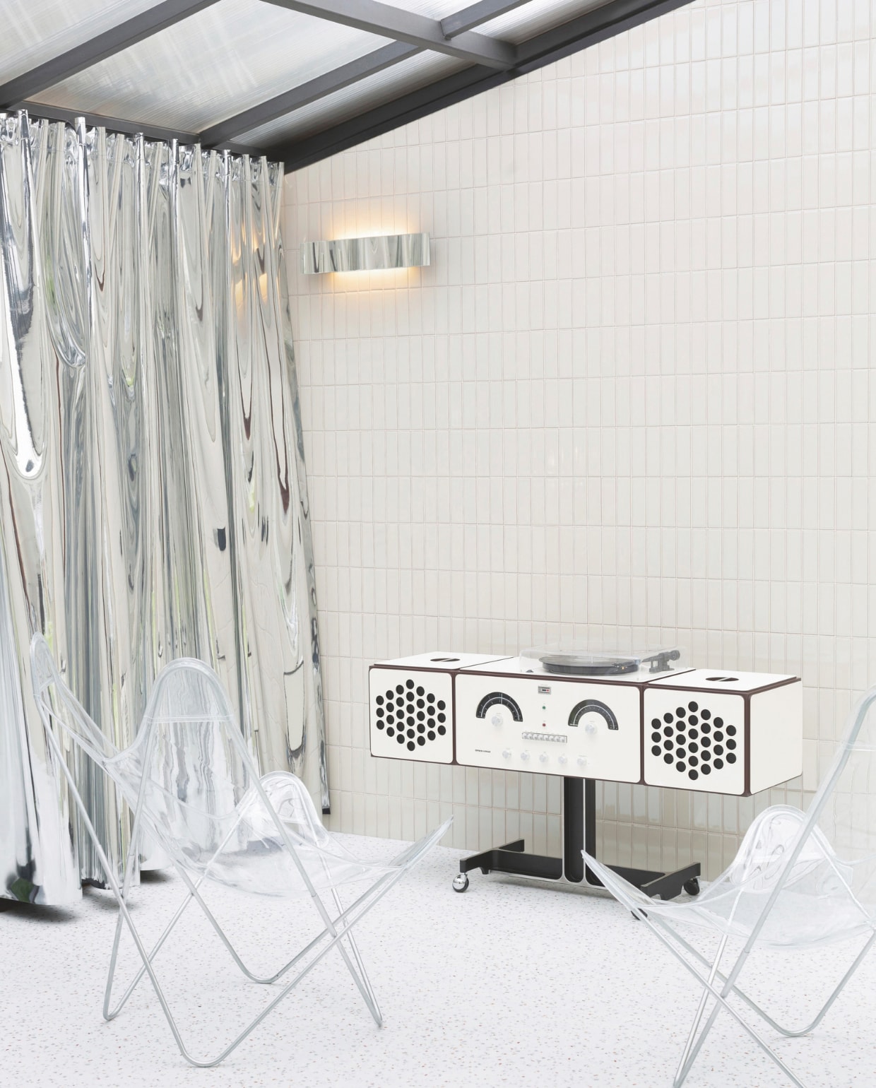 Wandlamp Shade van Davide Groppi. Stoel Aa Butterfly Désinvolte van Aa[nd]. Porseleinen tegels Barcelona van The Mosaic Factory. Radio Radiofonografo White Rr226 van Brionvega. Vloer Taralay Impression Compact van Gerflor. Gordijnen privébezit. vtwonen Design 01-2026 | styling Studiopepe | fotografie Filippo Ferrarese & Silvia Rivoltella