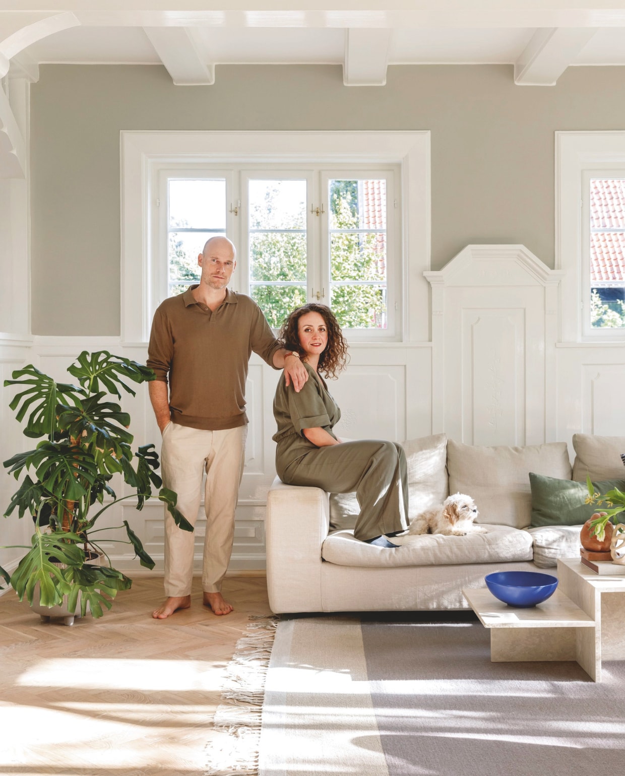 Bank Eilersen tweedehands. Salontafel Ferm Living. Vergelijkbaar vloerkleed Carpet Dream van Zuiver. Decoratie vintage. Muurkleur Washed Linen van Jotun. vtwonen 02-2026 | styling Rikke Graff Juel | fotografie Christina Kayser O.