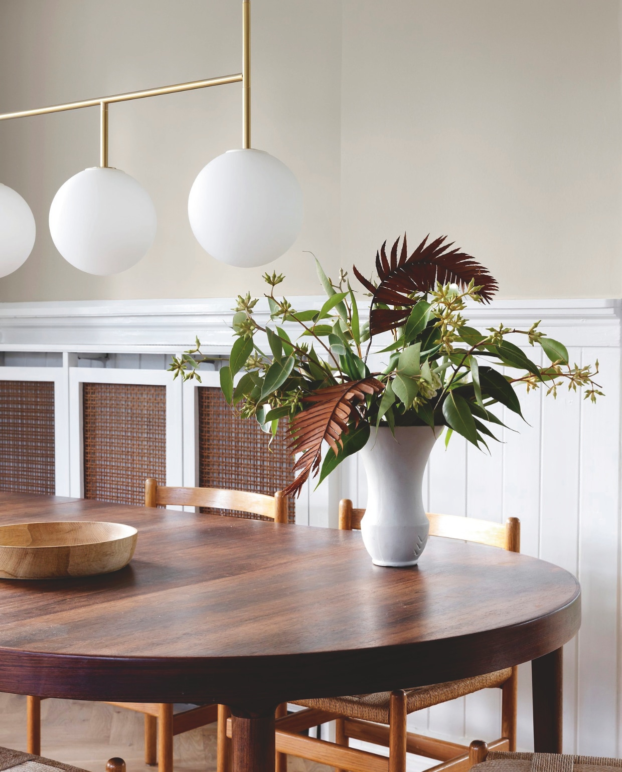 Eettafel Lauritz. Hanglamp Tr Bulb van Audo. Vintage stoelen van Kurt Østervig. Vintage vaas. Muurkleur Washed Linen van Jotun. vtwonen 02-2026 | styling Rikke Graff Juel | fotografie Christina Kayser O.