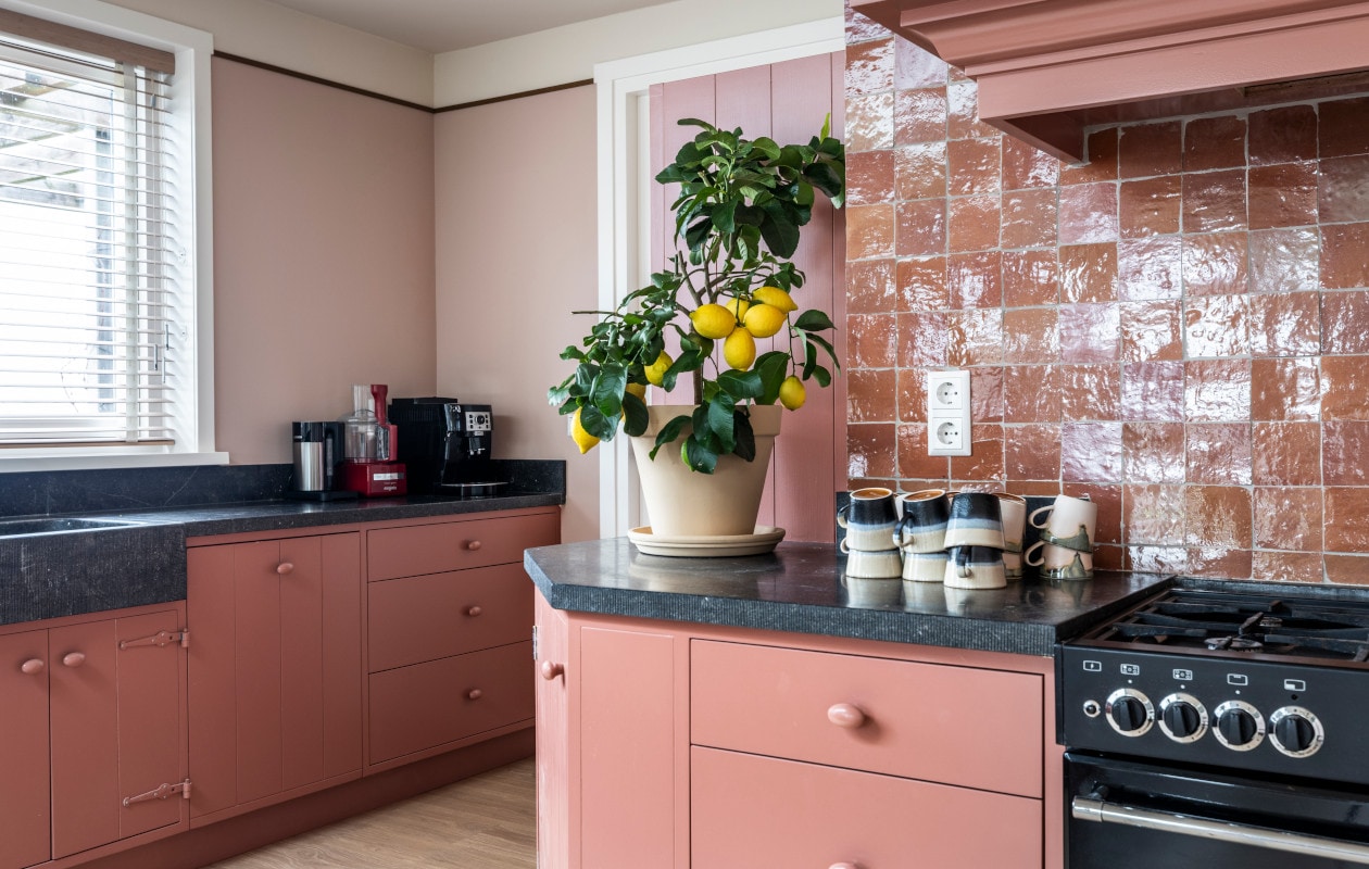 De verfkleur Antique Plaster, gemengd door Karwei, geeft de keuken een zachte basis.