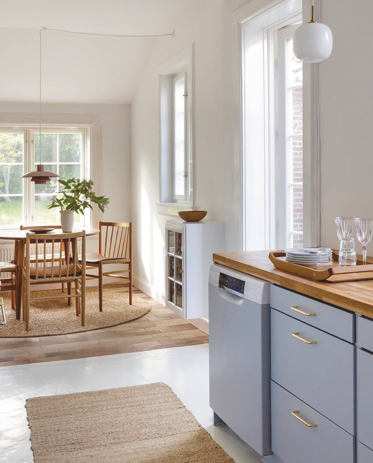 Hanglamp VL45 Radiohus van Louis Poulsen. Muurkleur keuken Nordic Breeze van Jotun. vtwonen 02-2026 | styling Rikke Graff Juel | fotografie Christina Kayser O.