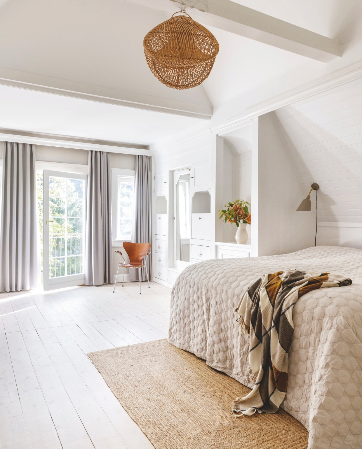 Originele kasten. Bedprei Mega Dot van Hay. Vlinderstoel Fritz Hansen. Vergelijkbare hanglamp Bazar Bizar. Wandlamp &Tradition. vtwonen 02-2026 | styling Rikke Graff Juel | fotografie Christina Kayser O.