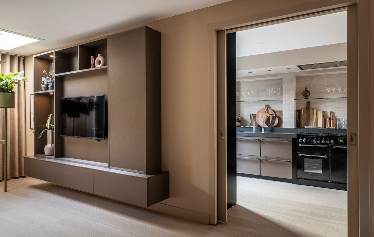 Overzicht woonkamer en keuken met de nieuwe Meister Lindura-vloer die alle ruimtes verbindt.