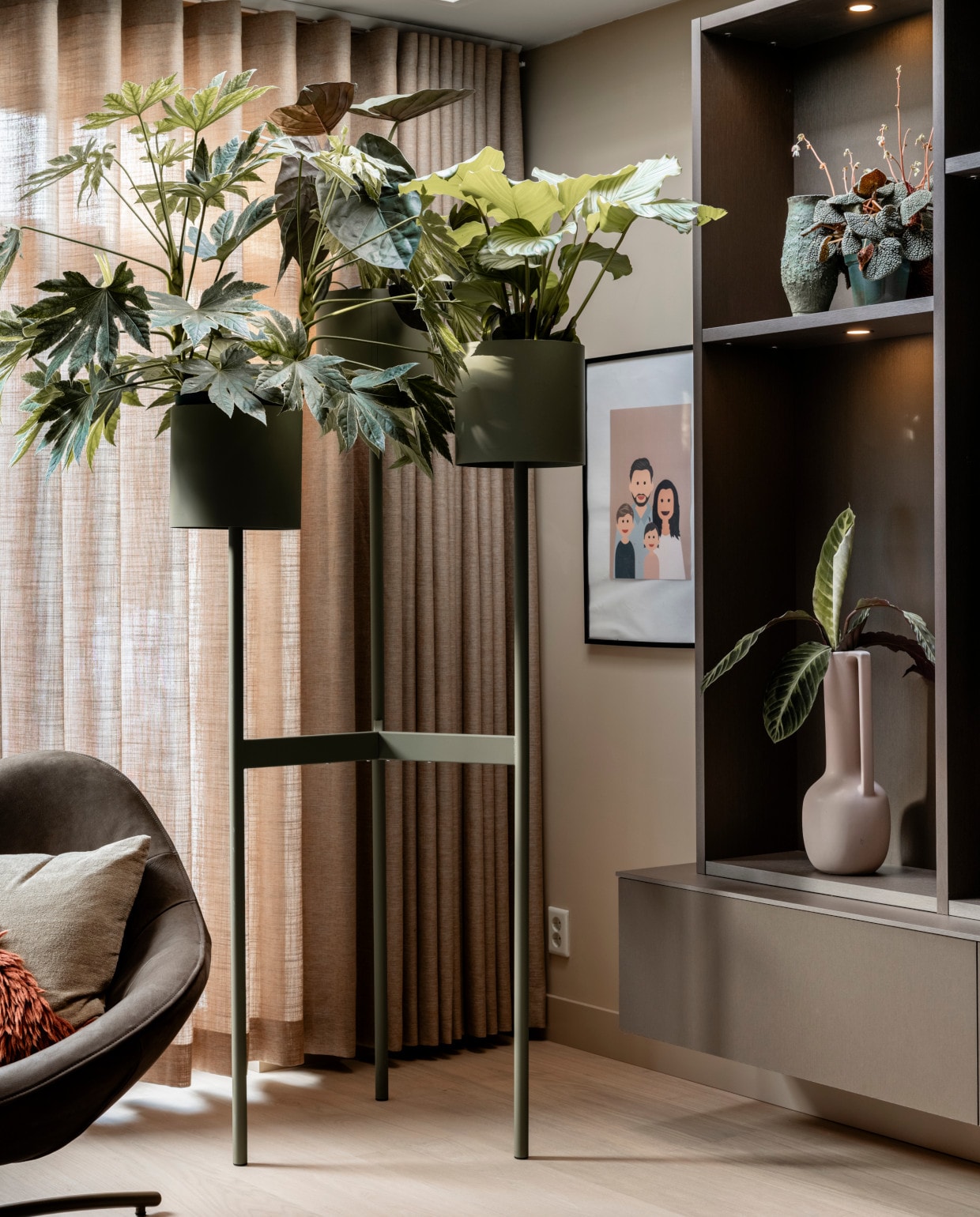 Een kloppend totaalbeeld met de Meister Lindura-vloer, Luxaflex gordijnen en maatwerkkast van Aanhuis.nl.