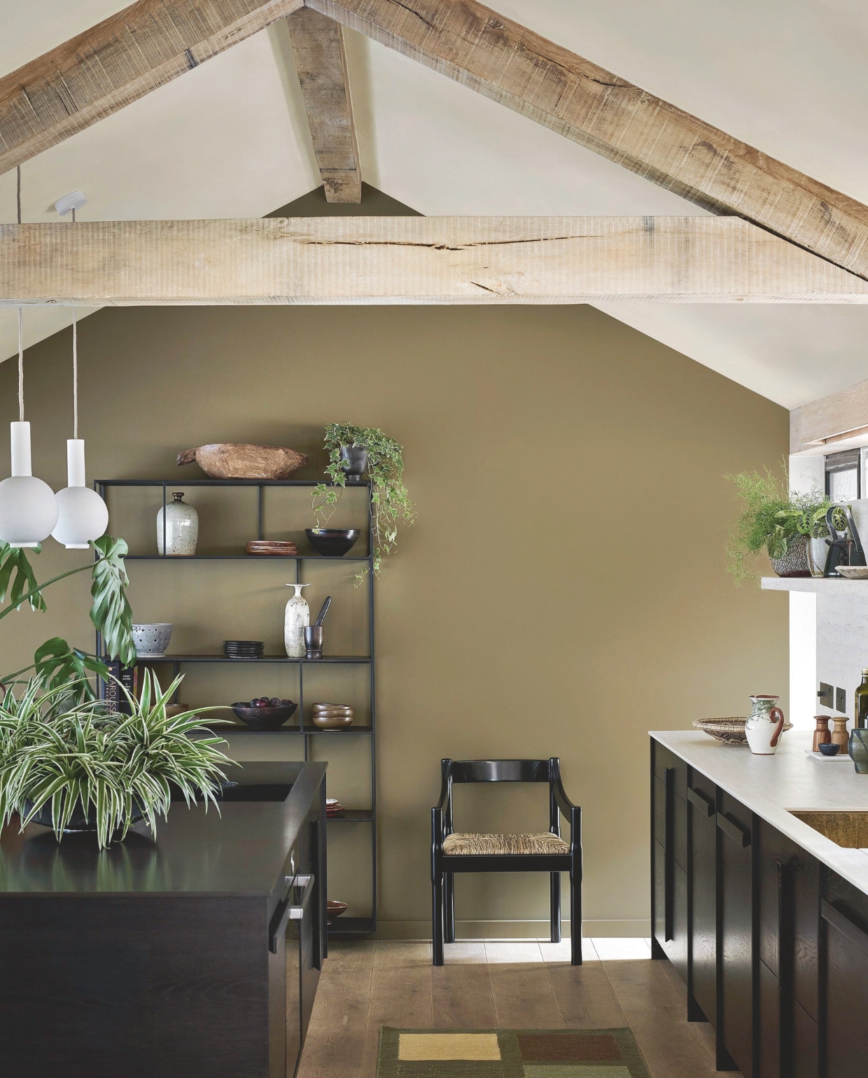 Little Greene muurverf, light bronze green, per liter vanaf € 59,-, op plafond muurverf, travertine - mid, per liter vanaf€ 59,- (littlegreene.nl). vtwonen Landelijk 01-2026 | fotografie Framed by Nien