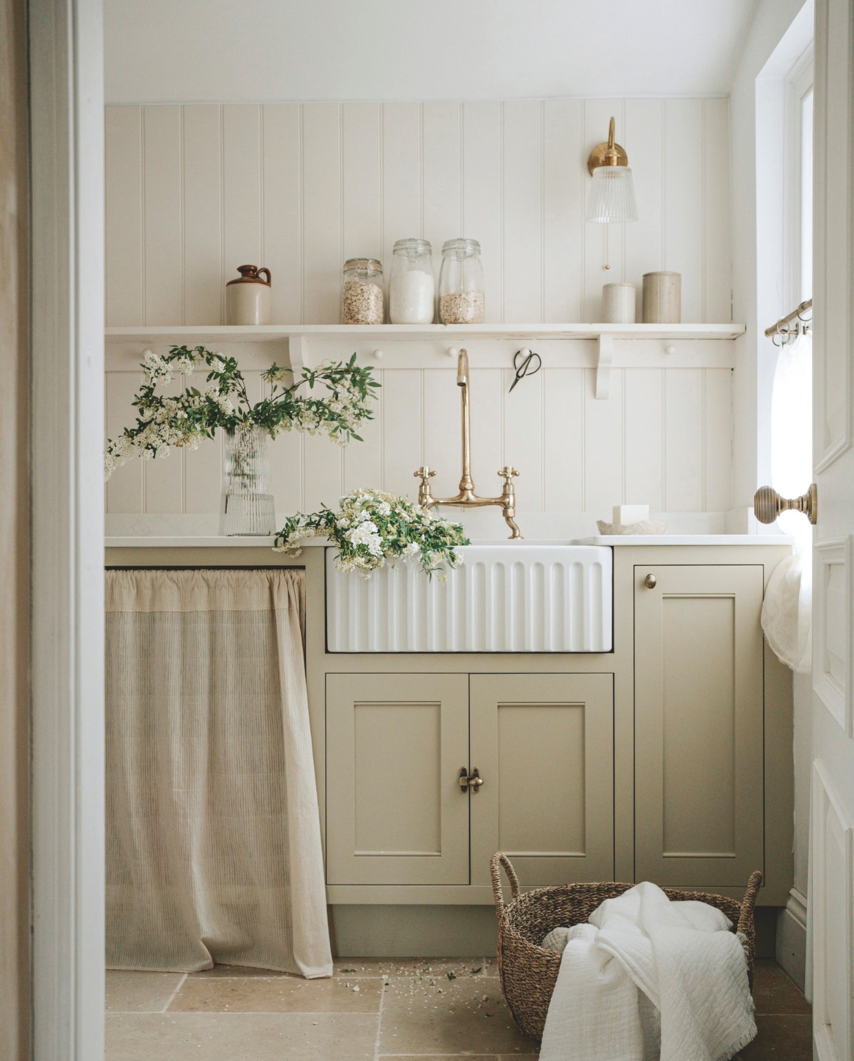 Gathered Living mand Kurv Oval, zeegras, naturel, 32x18x42 cm (lxbxh) € 53,95, plaidSimon, katoen, warm wit, 140x200 cm (lxb) € 99,95, pot Vintage Marmelade, medium 10x8 cm (lxb) € 9,95, large 15x12 cm (lxb) € 14,95 (gathered-living.com). vtwonen Landelijk 10-2025 | fotografie Nicola Huthwaite