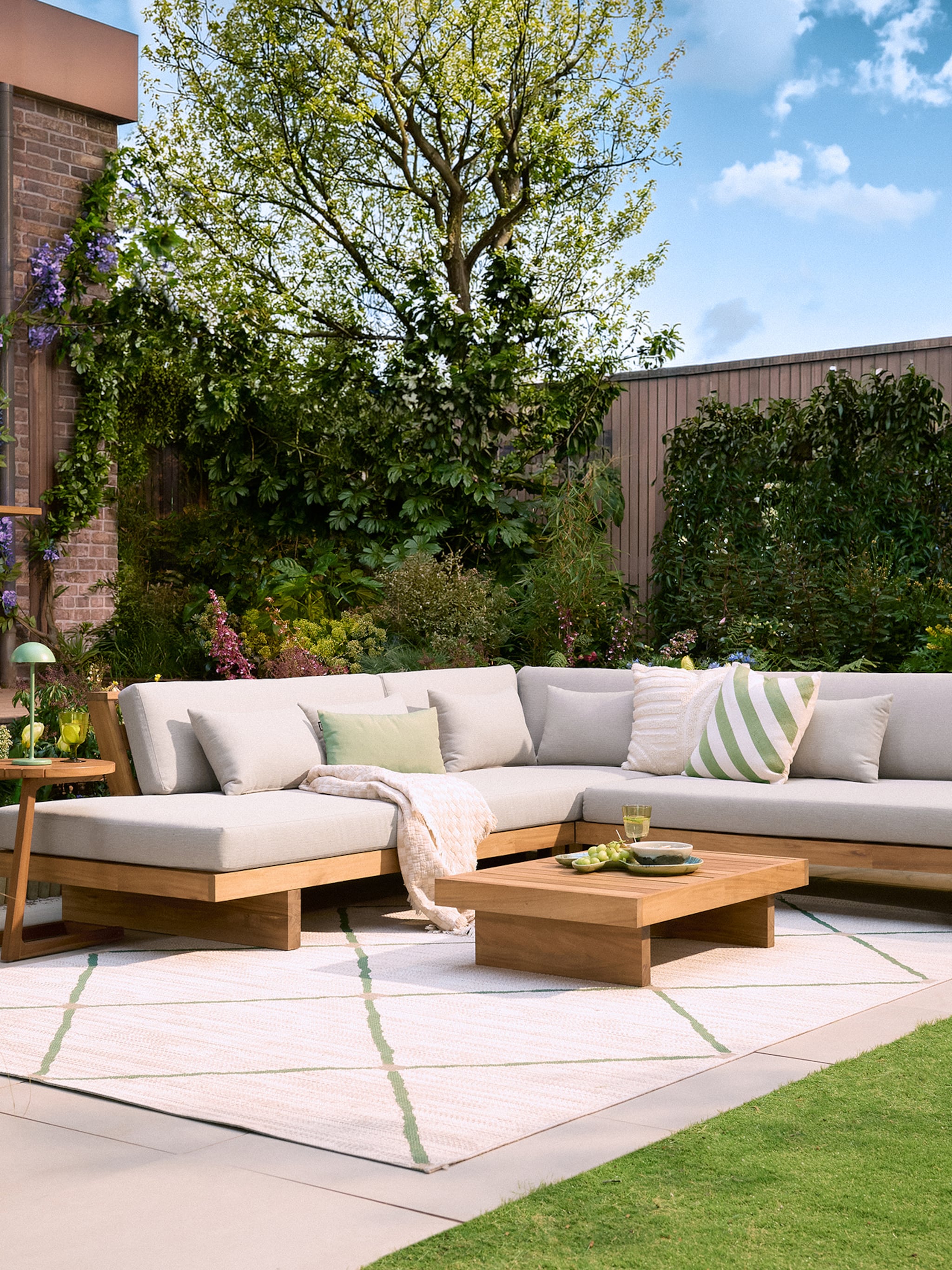 buiten is het nieuwe binnen zo richt je jouw balkon terras of tuin slim en sfeervol in