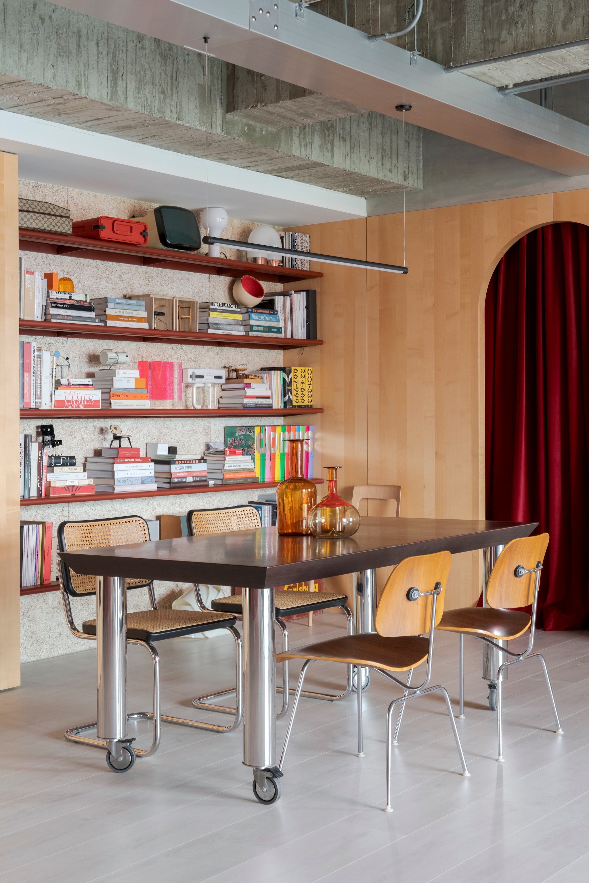 Tafel Toncelli. Lamp Runda van Luminii. Stoelen S32 van Marcel Breuer. Stoelen Dcm van Charles & Ray Eames. Boekenkast maatwerk. Vazen van Venini en Holmegaard. vtwonen Design 04-2026 | fotografie Cortili