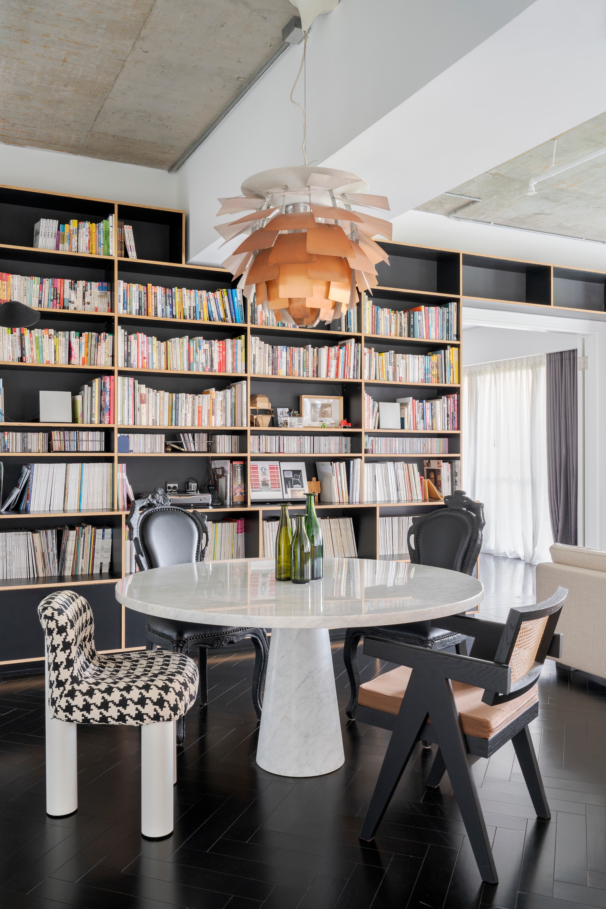 Marmeren eettafel Eros van Angelo Mangiarotti. Stoelen Botolo van Cini Boeri, Smoke van Maarten Baas en Capitol Complex van Pierre Jeanneret. Hanglamp Ph Artichoke van Louis Poulsen. Designvazen van Venini en Holmegaard. vtwonen Design 04-2026 | fotografie Cortili