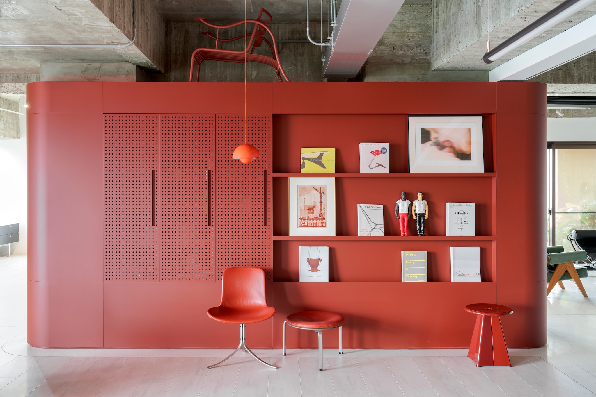 Rode wand als ode aan Jean Prouvé. Stoelen Pk33 en kruk Pk9 van Poul Kjærholm. Kruk Tabouret Métallique van Jean Prouvé. Lamp Flowerpot van Verner Panton. Op de wand stoel Thinking Man’s Chair van Jasper Morrison. vtwonen Design 04-2026 | fotografie Cortili