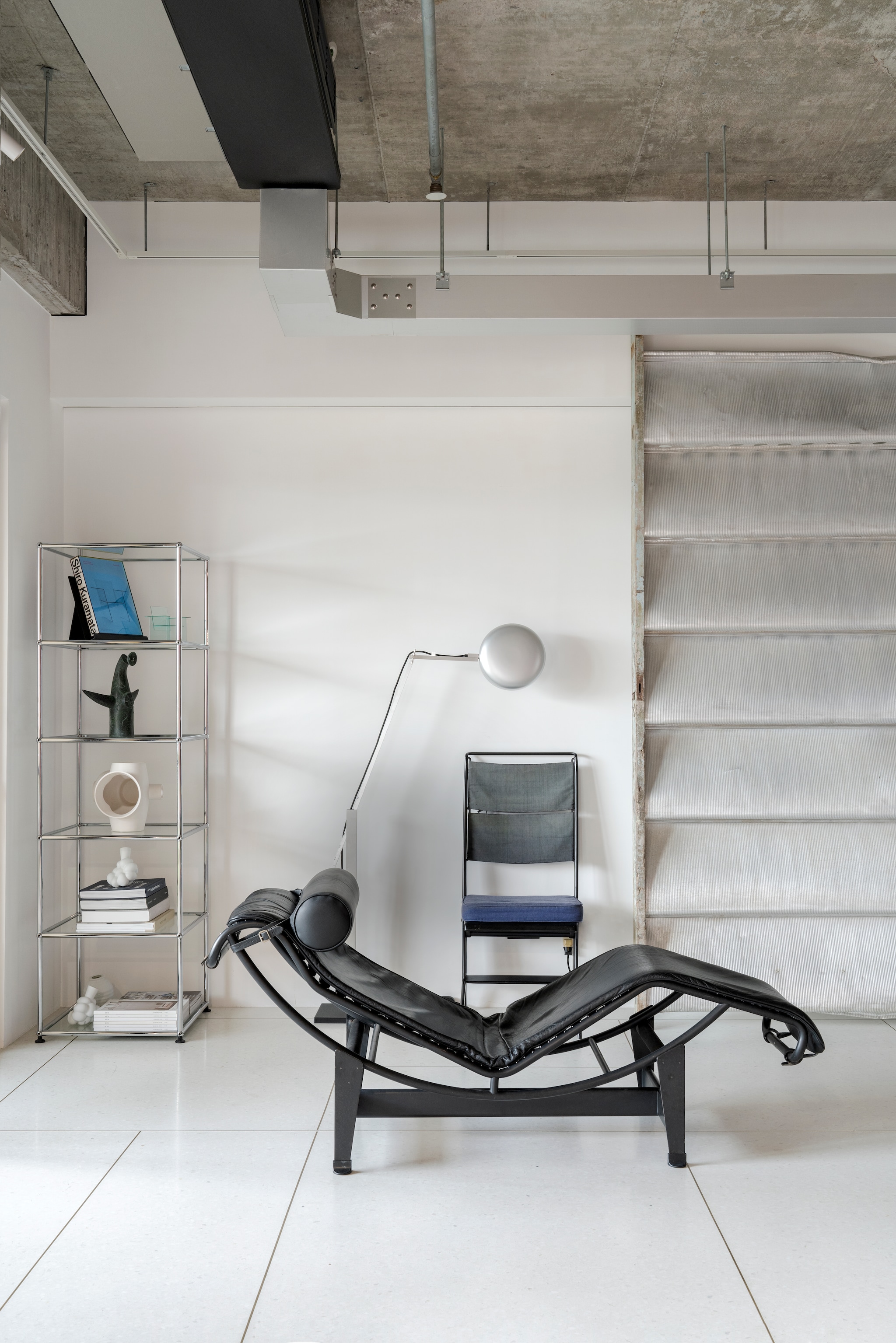 Loungestoel Lc4 van Charlotte Perriand. Lamp Fridtjof Schliephacke. Vouwstoel en sun shutter - een zeldzaam en opvallend item in de collectie - van Jean Prouvé. Kast Usm Haller. vtwonen Design 04-2026 | fotografie Cortili