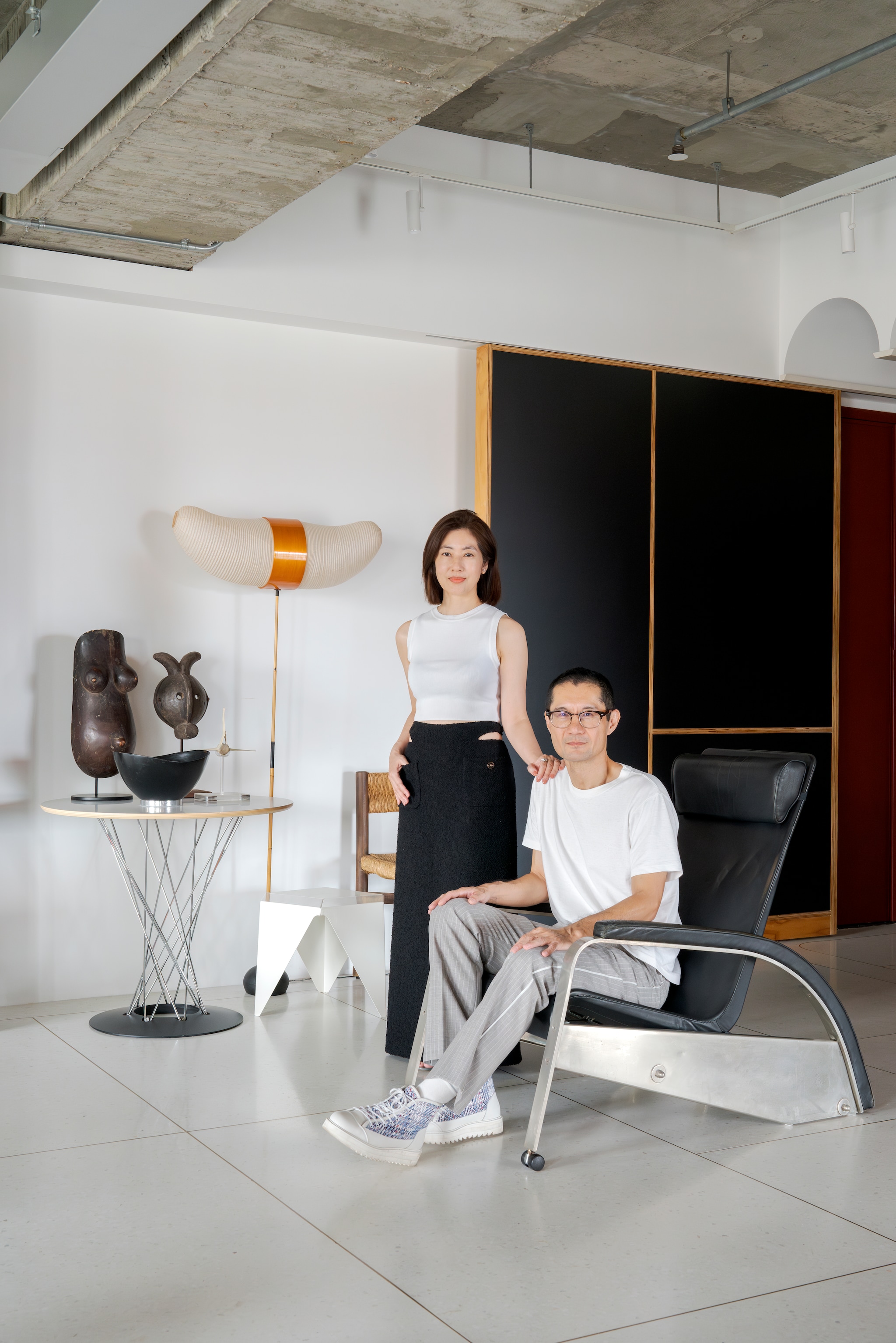 Mike Chen en Miss Kuo. Lamp Akari Bb3-33s van Isamu Noguchi. vtwonen Design 04-2026 | fotografie Cortili