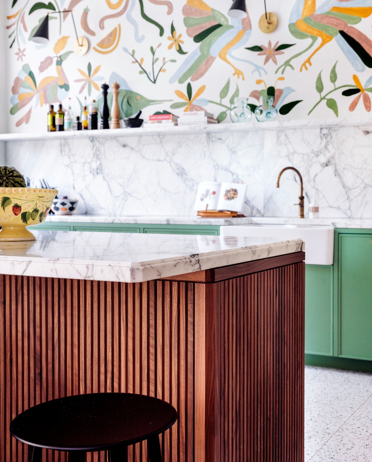 Messing keukenkraan basic Classic Fusion Round van Quooker € 2210,- (koperenkranen.nl) 5 Uitschuifbare eikenhouten eettafel Calary, 180x230x92 cm € 1399,- (westwing.nl) 6 Handgemaakt kussentje Love Mustard Flowers van Csao € 99,- (thearchivestore.com) 7 Wandlamp Maytoni Vesper € 90,75 (lampen24.nl) 8 Notenfineer Monocoat Pure keukenfront Dudok, 20x80 cm € 136,- (houtmerk.nl) 9 Messing handgreep Dore, 128 mm € 5,95 (deurgrepencenter.nl) 10 Bamboe kookboekstandaard Quvio € 27,95 (fonq.nl) vtwonen verbouwen 2023 | fotografie Ernie Enkelaar