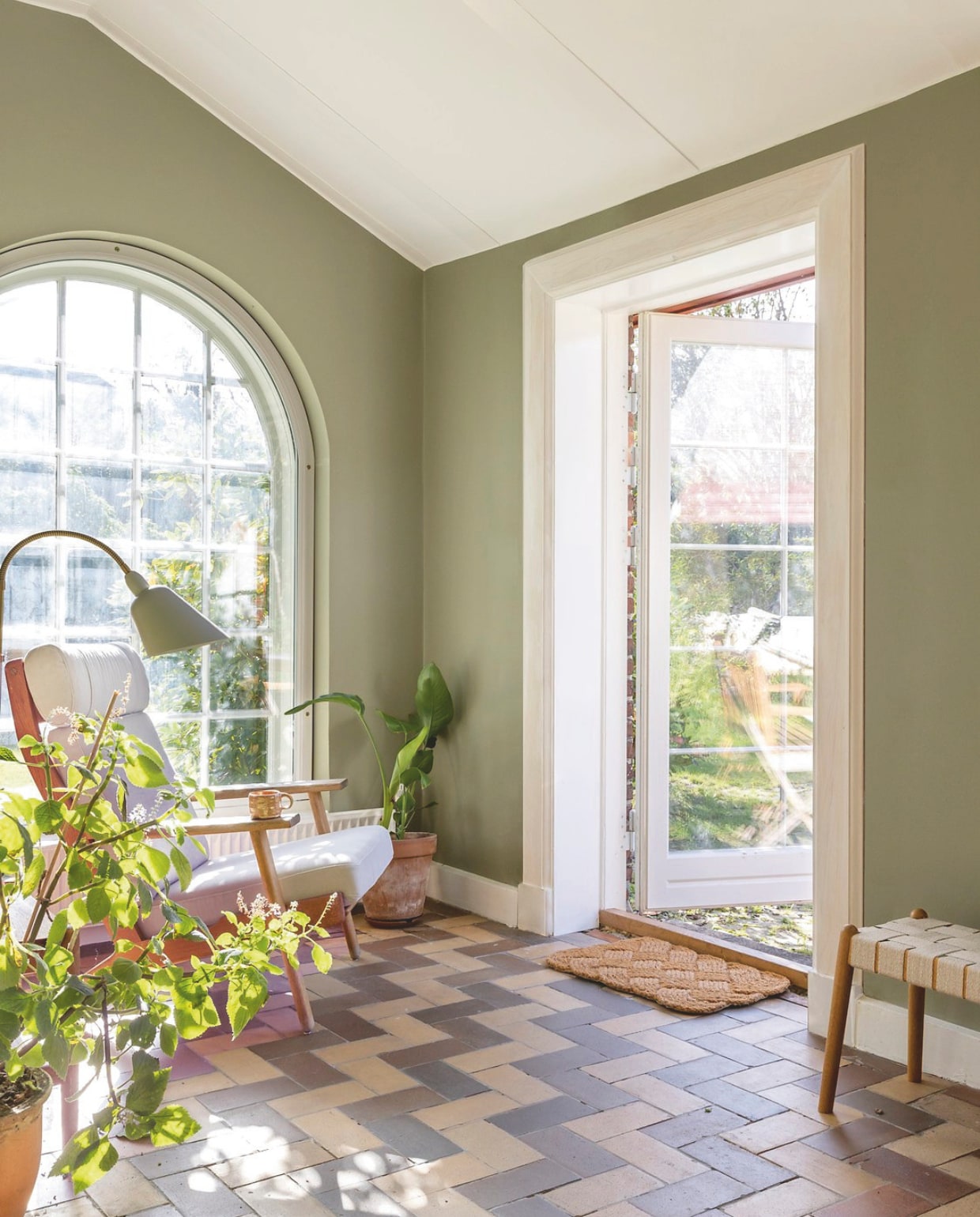 Stoel GE290A van Hans J. Wegner. vtwonen 02-2026 | styling Rikke Graff Juel | fotografie Christina Kayser O.