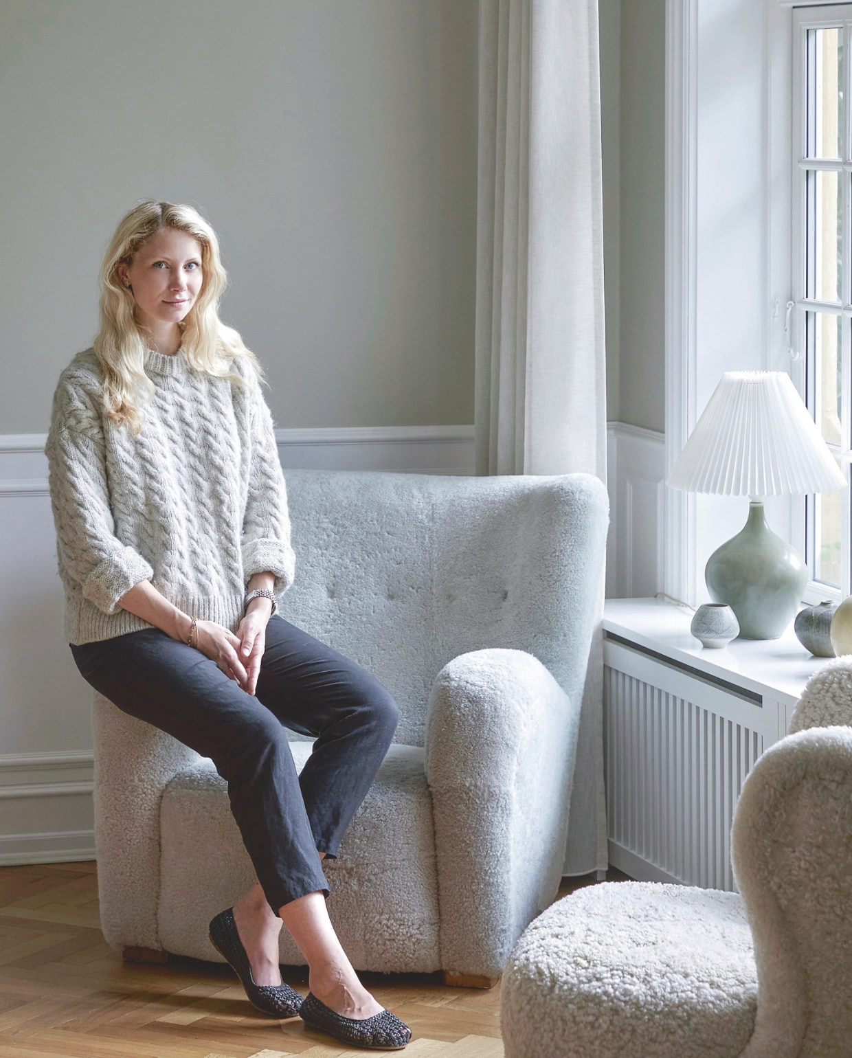 Fauteuil via @kemnitzdk. Poef Viggo Boesen, heruitgebracht door &Tradition. Gordijnen &Drape. Lamp Palshus. vtwonen landelijk 02-2026 | productie Living Inside | styling Marie Monrad Graunbol | fotografie Stine Christiansen