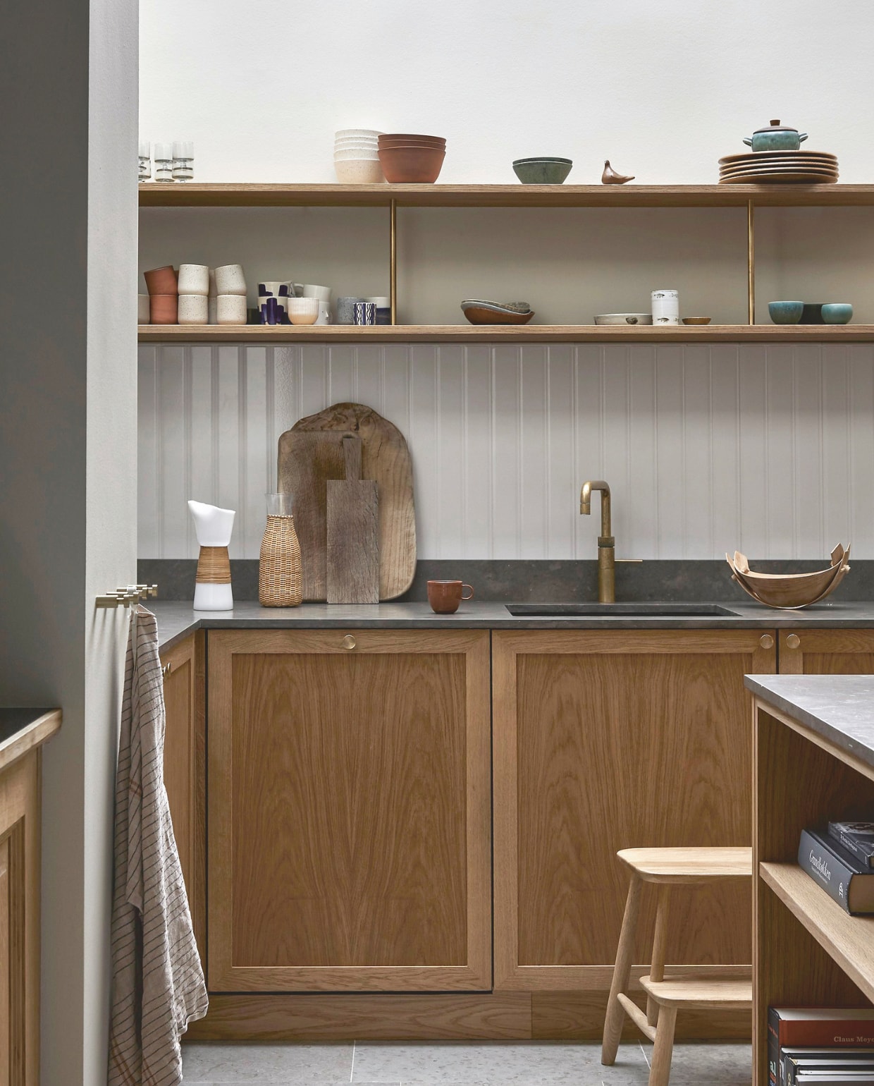 Keuken ontworpen door interieur-architecten Vermland en op maat gemaakt. Aanrechtblad van Spaans marmer New Gris Viola. Tegels Aquadomo.Kraan Vola. Kruk Norrgavel. Karaf glas met riet Louisiana Museum. Mokken en kommen Mette Duedahl. Overig aardewerk meest vintage. vtwonen landelijk 02-2026 | productie Living Inside | styling Marie Monrad Graunbol | fotografie Stine Christiansen