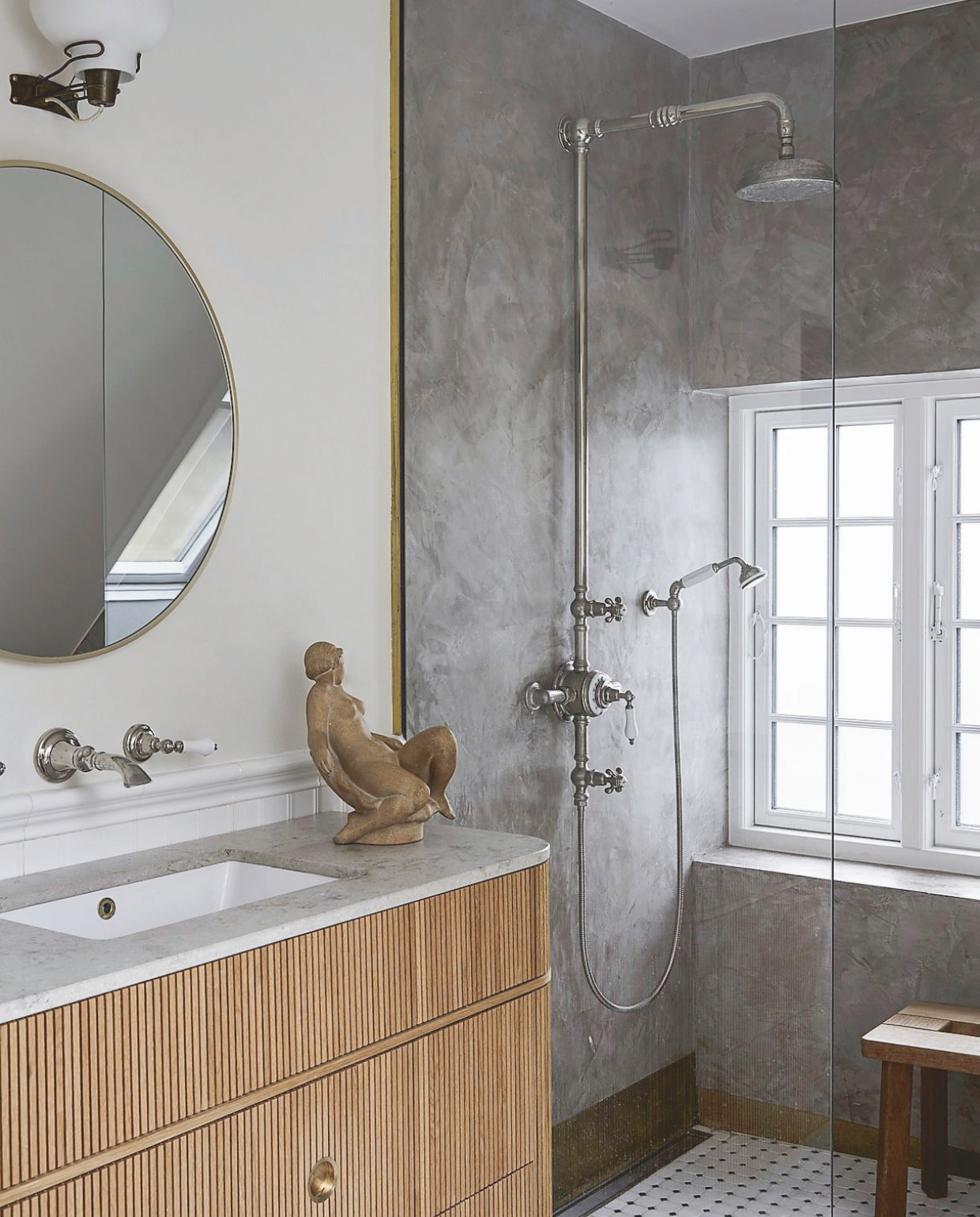 Badkamermeubilair ontworpen door Vermland. Lamp Volevatch. Sculptuur en kruk rommelmarkt. De vloertegels lagen al in het huis. vtwonen landelijk 02-2026 | productie Living Inside | styling Marie Monrad Graunbol | fotografie Stine Christiansen