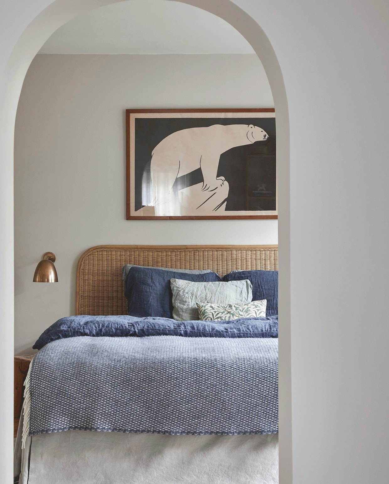 Beddenhoofd Ellos. Beddengoed Georg Jensen. Plaid Knut van Klippan. Lamp Vilhelm Lauritzen. Kunstwerk van vtwonen landelijk 02-2026 | productie Living Inside | styling Marie Monrad Graunbol | fotografie Stine Christiansen