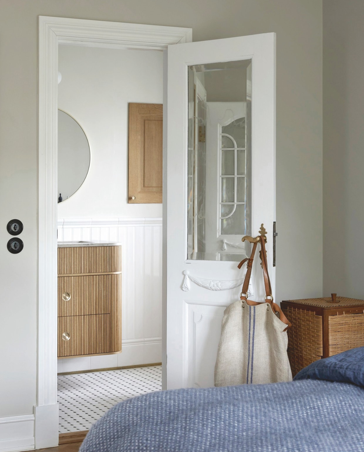 Badkamermeubels ontworpen door Vermland. Tas Dahlman 1807. Deur is origineel. Plaid Knut van Klippan. vtwonen landelijk 02-2026 | productie Living Inside | styling Marie Monrad Graunbol | fotografie Stine Christiansen