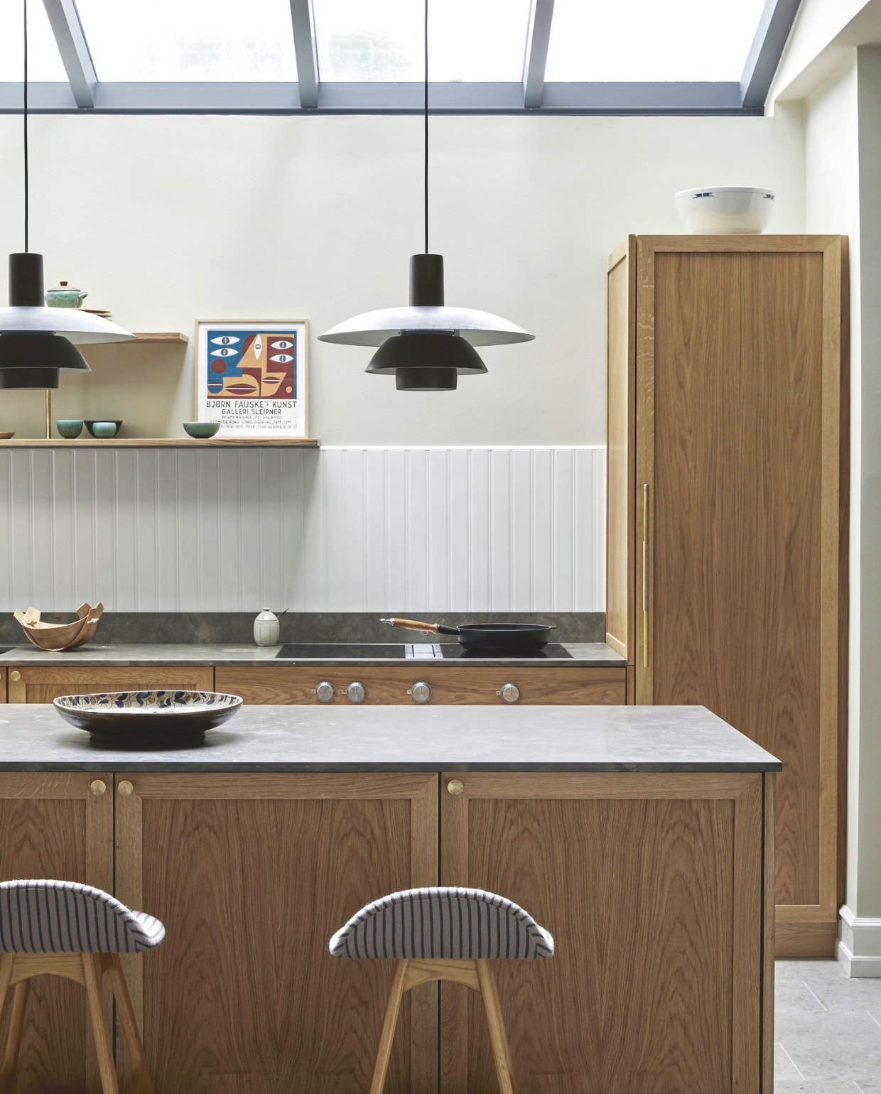 Barkrukken Erik Buch met wol van Bornholms Møbelpolstrer. Hanglampen PH4-4½ van Poul Henningsen in de originele koperen versie. vtwonen landelijk 02-2026 | productie Living Inside | styling Marie Monrad Graunbol | fotografie Stine Christiansen