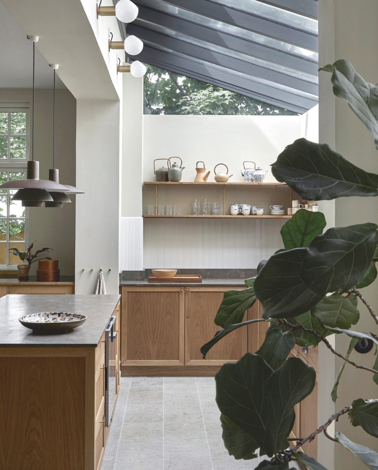 Wandlampen Anour. Theepotten van Palshus, Gertrud Vasegaard voor Royal Copenhagen en de rommelmarkt. vtwonen landelijk 02-2026 | productie Living Inside | styling Marie Monrad Graunbol | fotografie Stine Christiansen