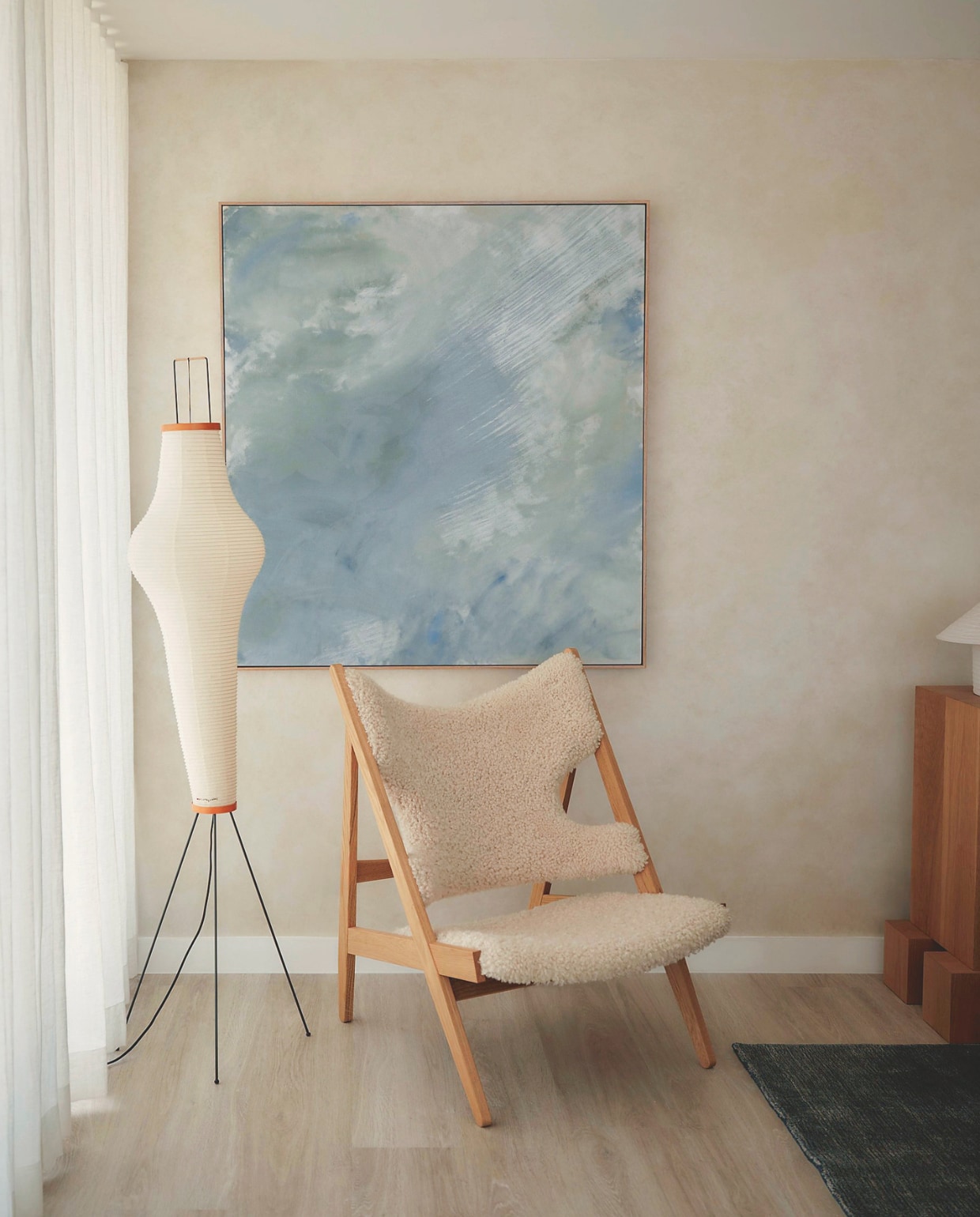 Fauteuil Knitting van Audo Copenhagen. Kunstwerk Sara Mugnes. Lamp Akari van Vitra. vtwonen Design 01-2026 | fotografie Nic Gossage