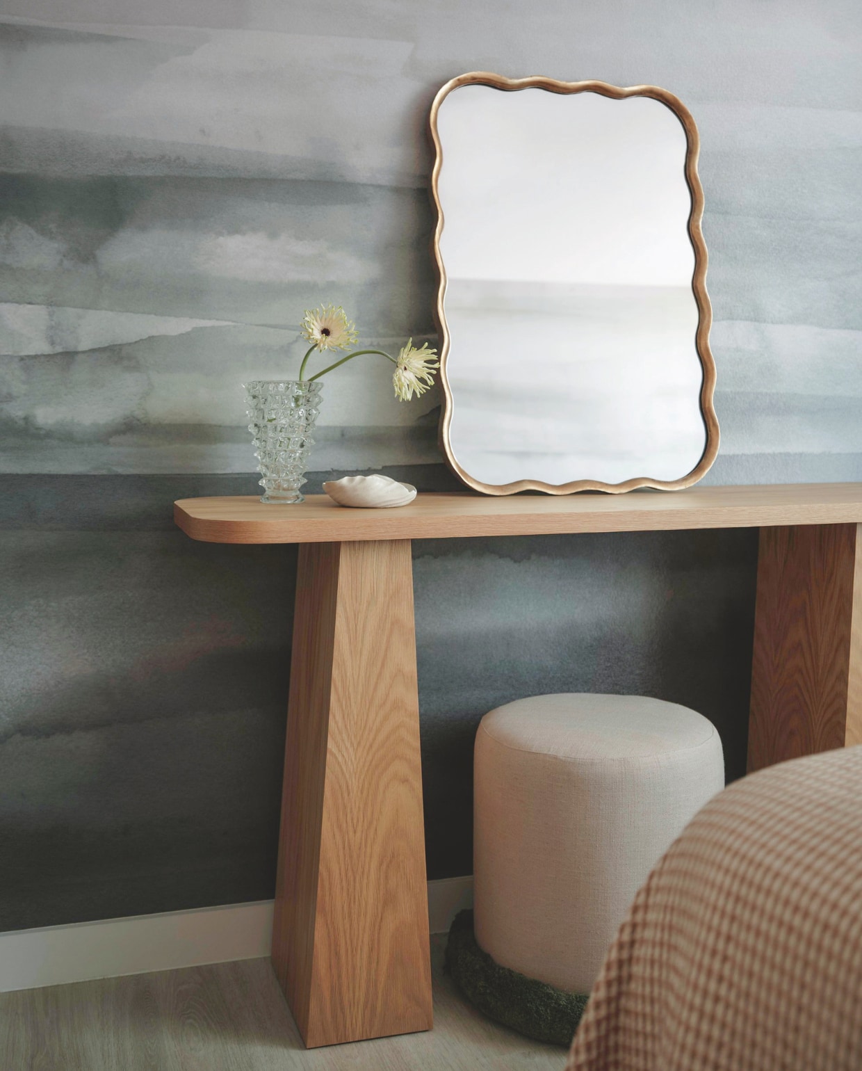 Wandconsole Poppy oak van Kerrie-Ann Jones. Poef Landhome. Spiegel Life Interiors. Murano-vaas Cleo Collects. vtwonen Design 01-2026 | fotografie Nic Gossage