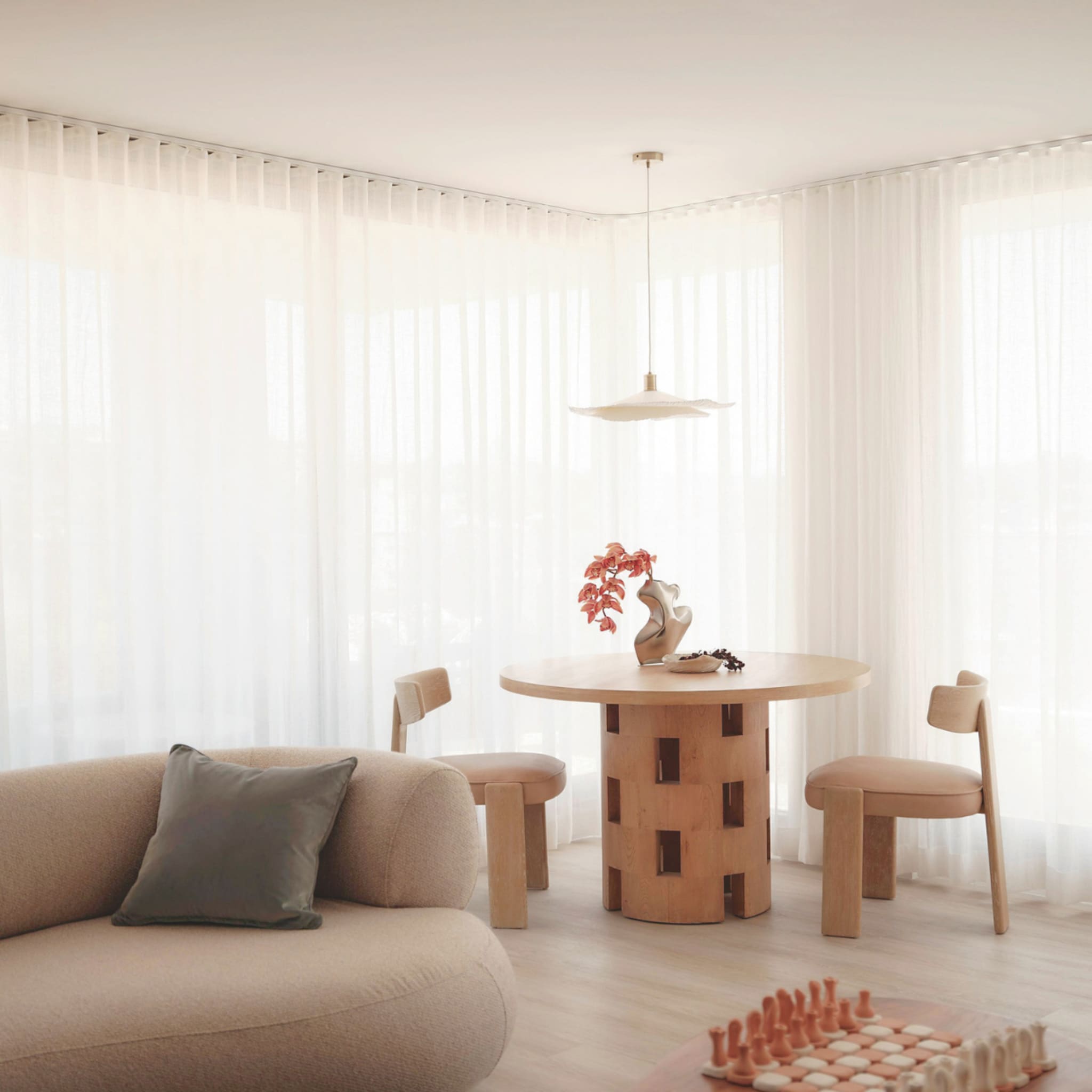 binnenkijken in deze warm minimalistische woning