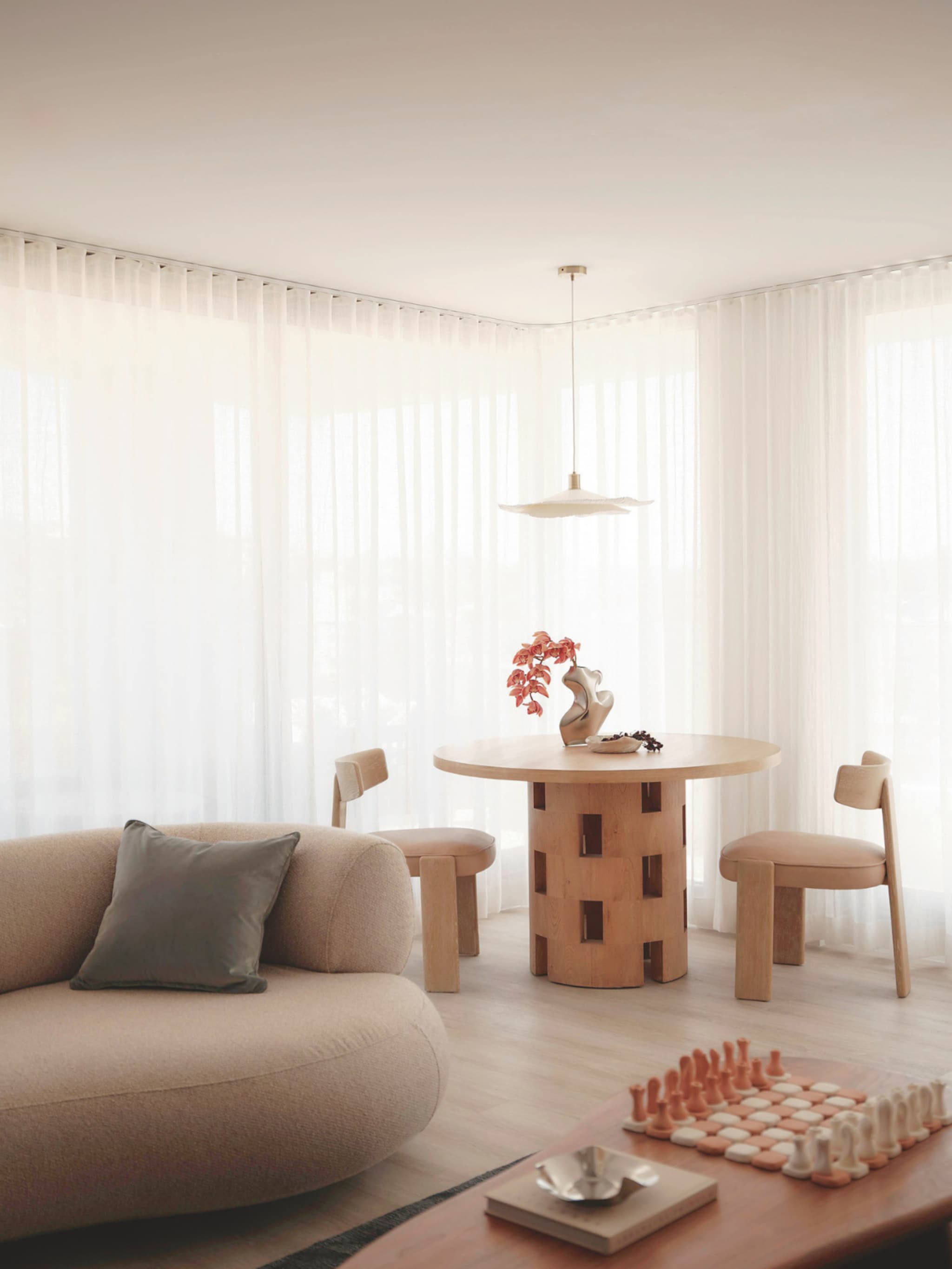 binnenkijken in deze warm minimalistische woning