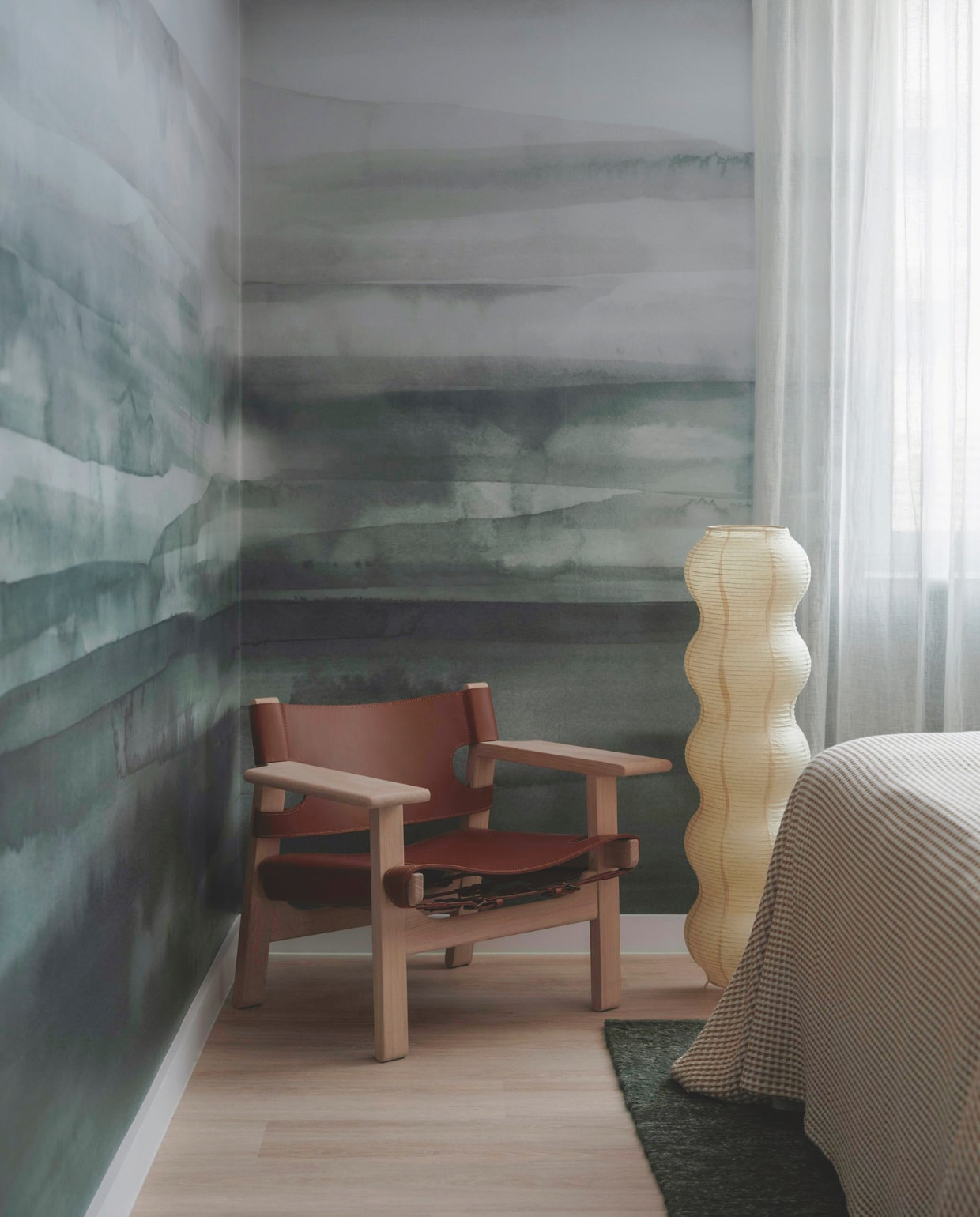 Stoel The Spanish Chair van Finnish Design Shop. Lamp H&M Home. vtwonen Design 01-2026 | fotografie Nic Gossage