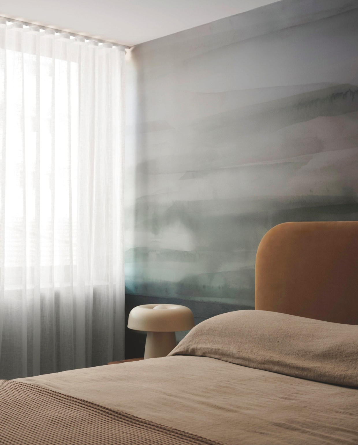 Behang uit de Sediment-collectie van Emma Hayes voor Wallpaper Trader. Bed met hoofdbord Landhome. Bedlinnen Cultiver. Lamp Robert Gordon. vtwonen Design 01-2026 | fotografie Nic Gossage