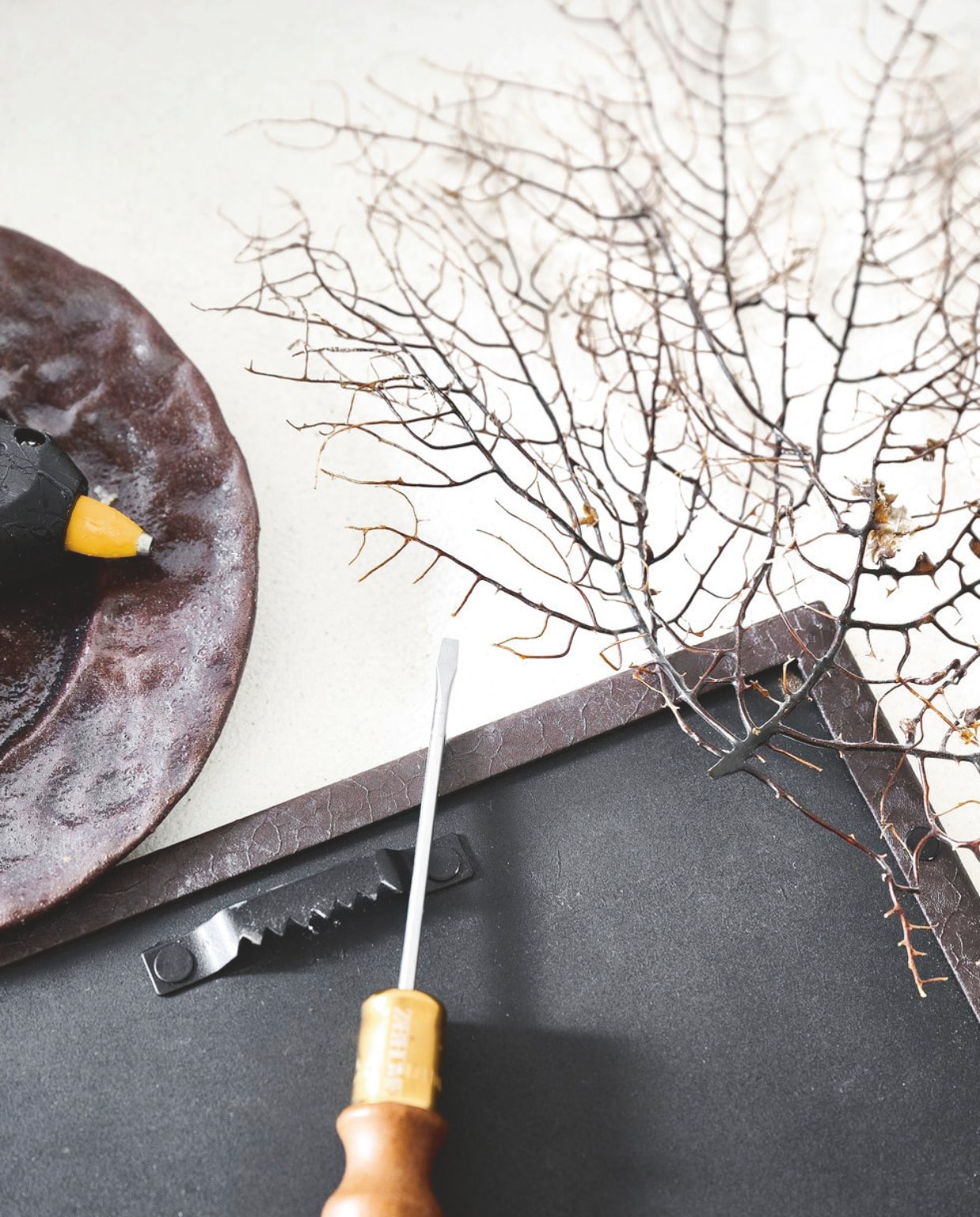 DIY spiegel met zeewaaier vtwonen landelijk 02-2026 | styling Kim van Rossenberg | fotografie Sjoerd Eickmans