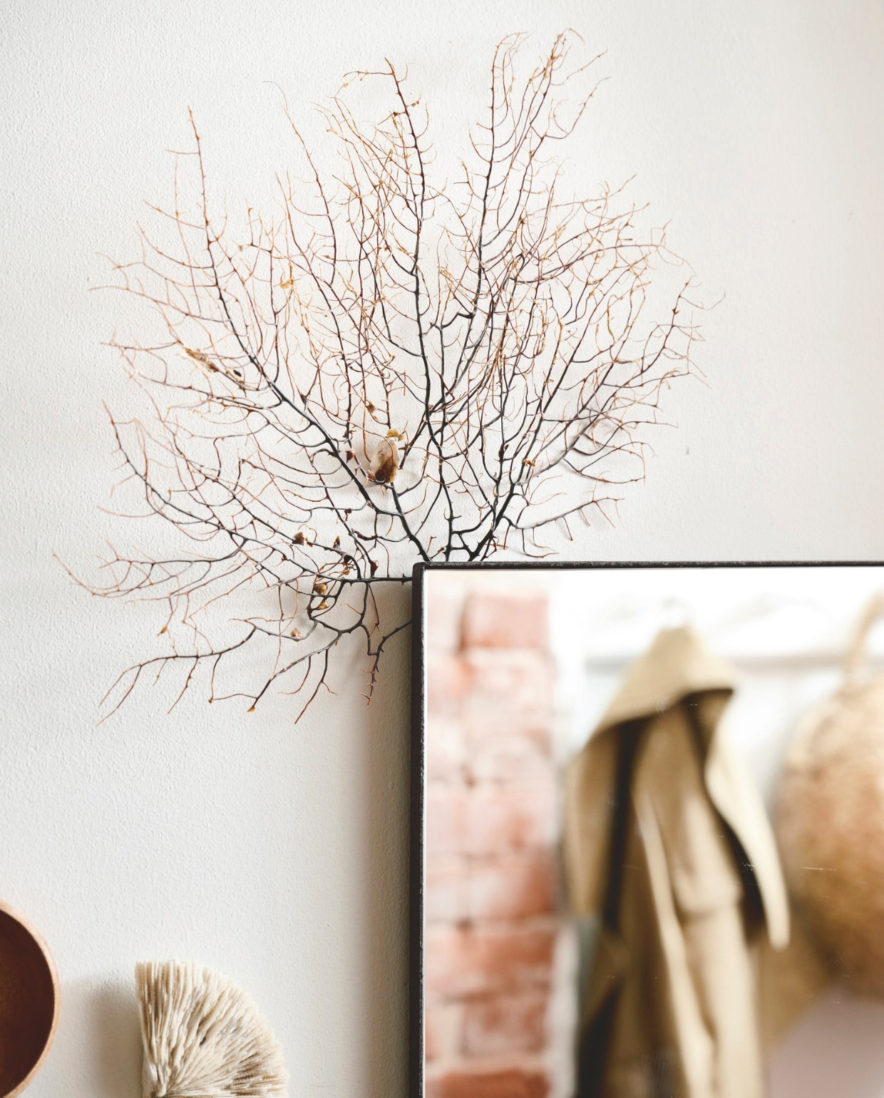 DIY spiegel met zeewaaier vtwonen landelijk 02-2026 | styling Kim van Rossenberg | fotografie Sjoerd Eickmans