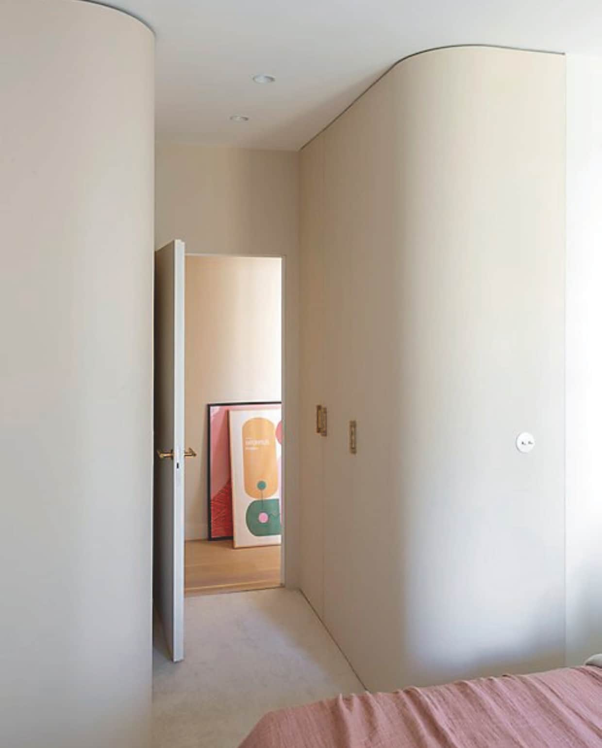 Muurverf Blanc de Meudon van Argile Peinture. Kunstwerken Paper Collective. Vloerlamp van Axel Chay voor Monoprix. vtwonen 01-2026 | styling Marie Maud Levron | fotografie Pierrick Verny | productie AC Scoffoni