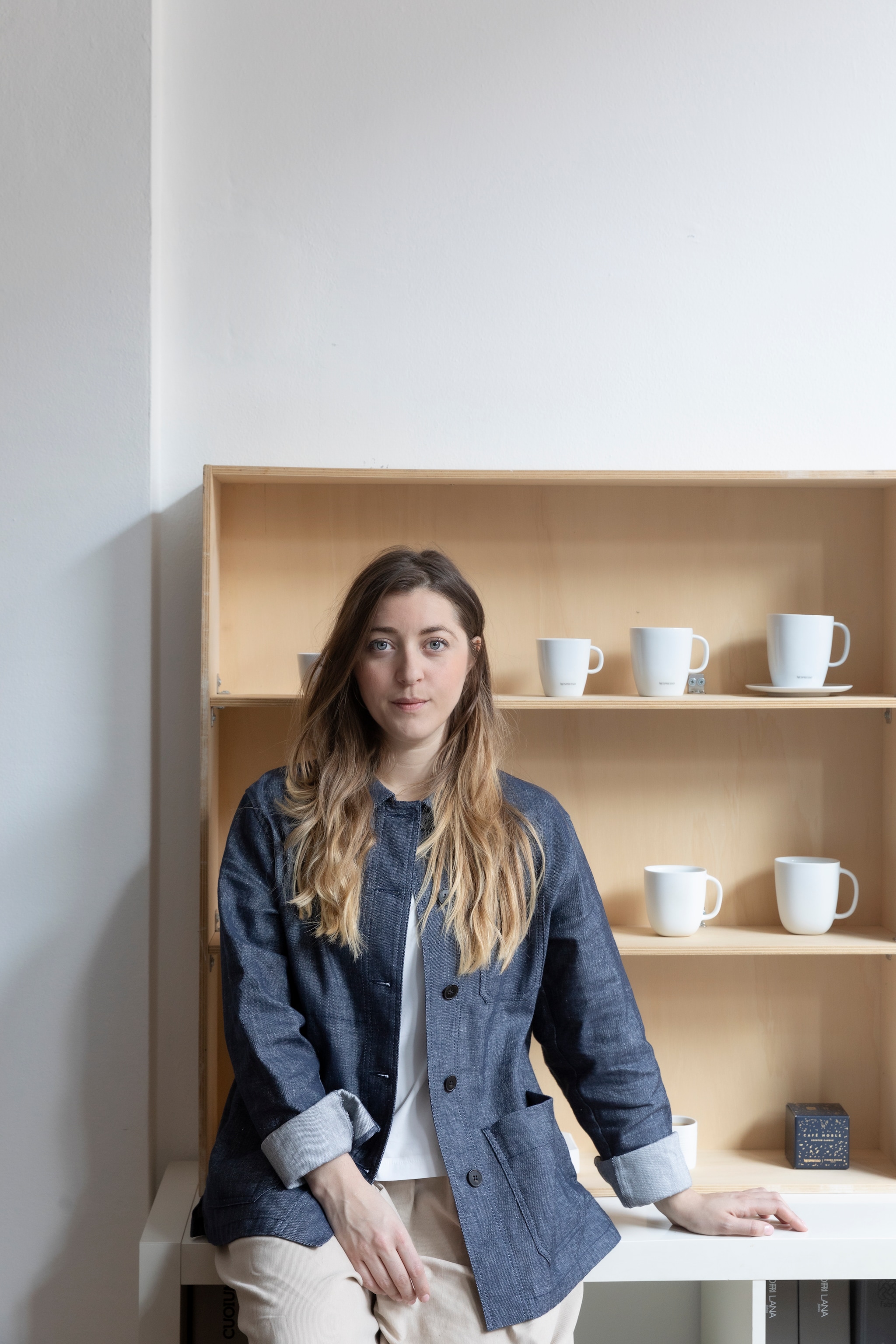 Federica Biasi bij haar kopjes uit de collectie Lume voor Nespresso. vtwonen Design 04-2026 | styling Chiara Dal Canto | fotografie Helenio Barbetta | productie Living Inside